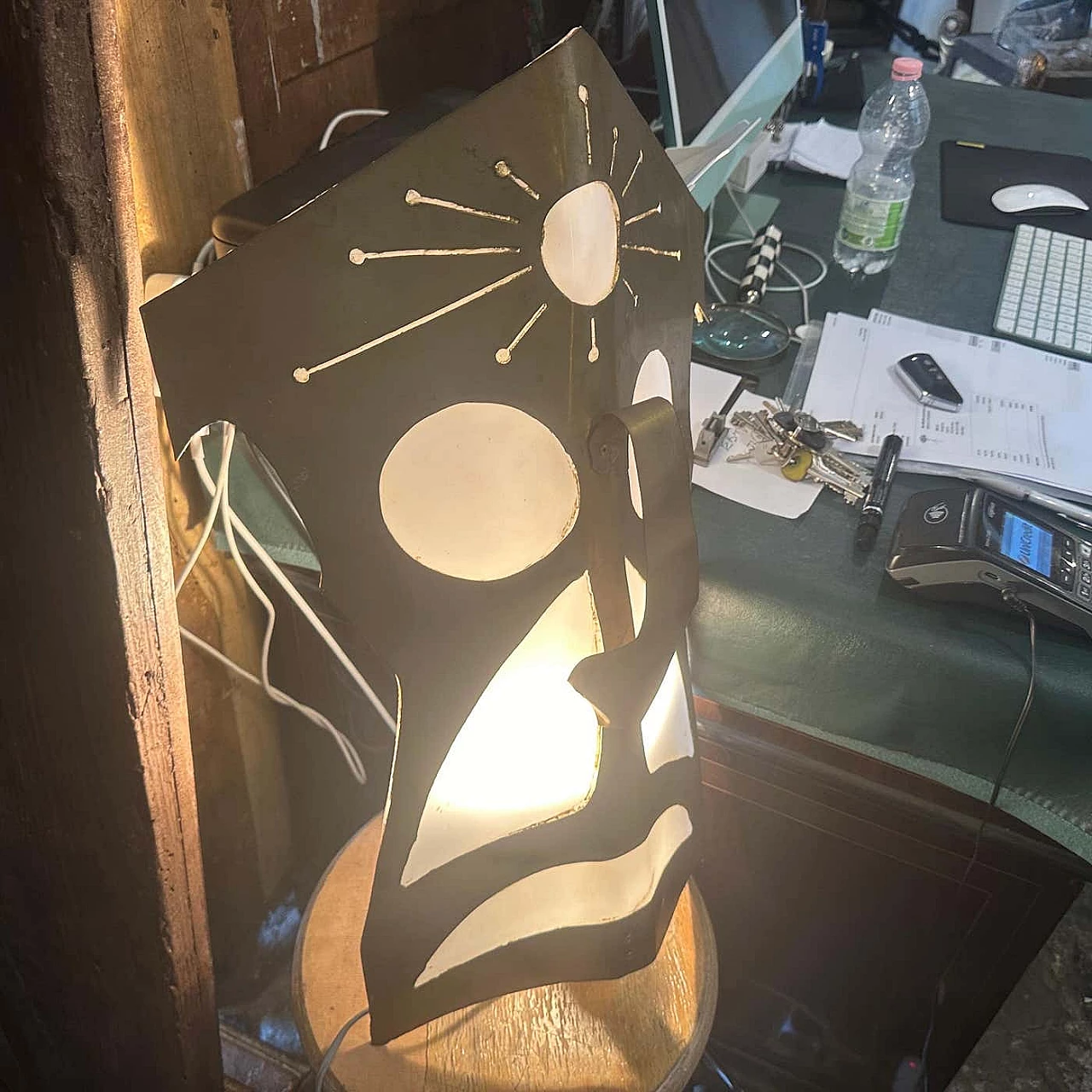 Lampada da parete in ottone e plexiglass bianco con maschera tribale, anni '80 10