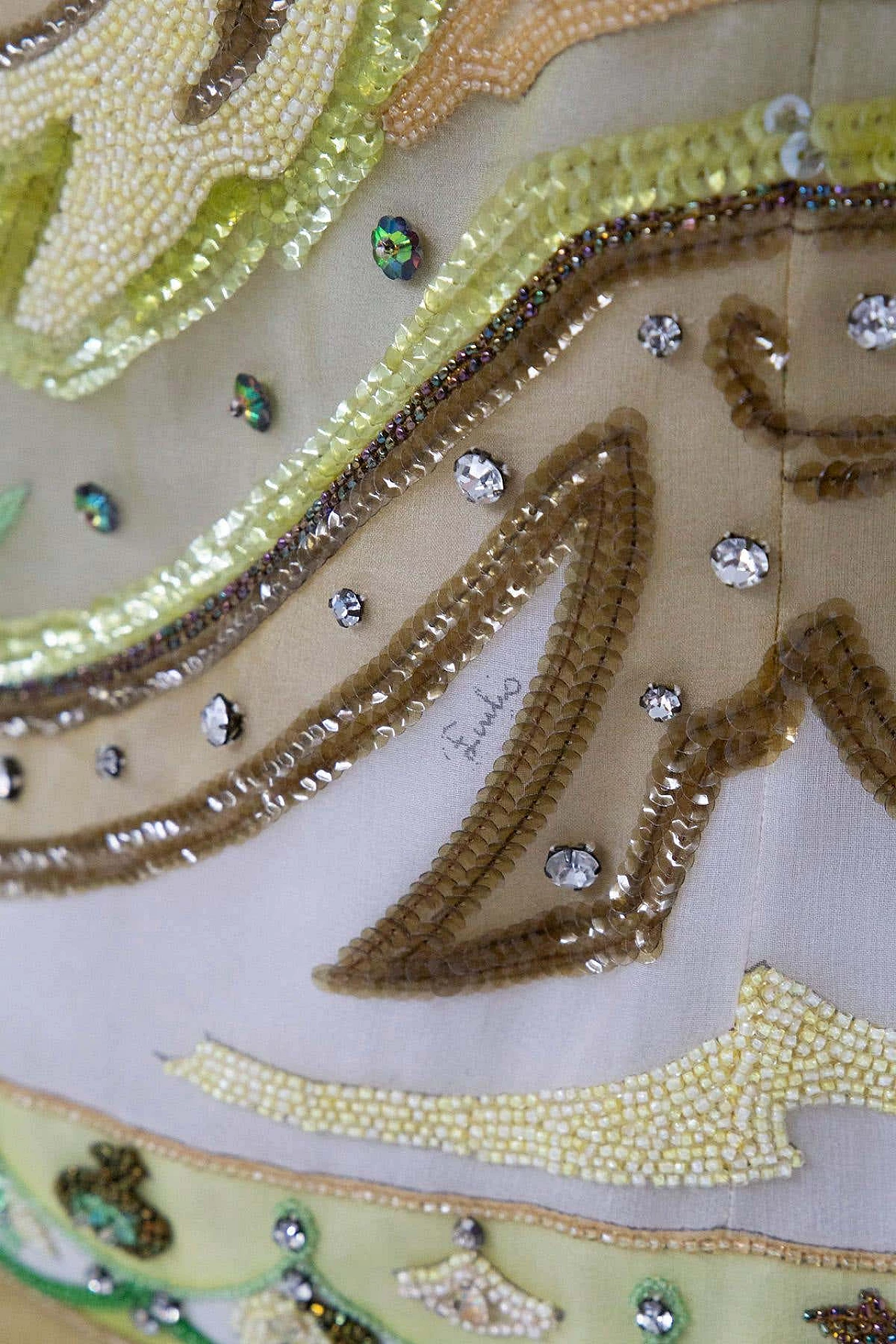 Abito da sera con strass, paillettes e seta di Emilio Pucci, anni '70 7
