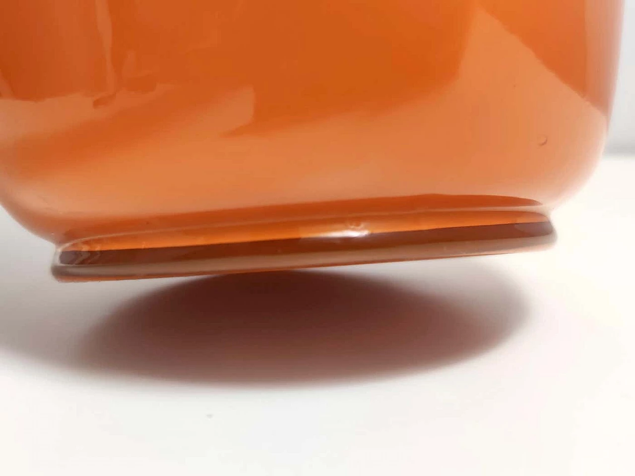 Vaso in vetro soffiato incamiciato arancione, anni '70 1