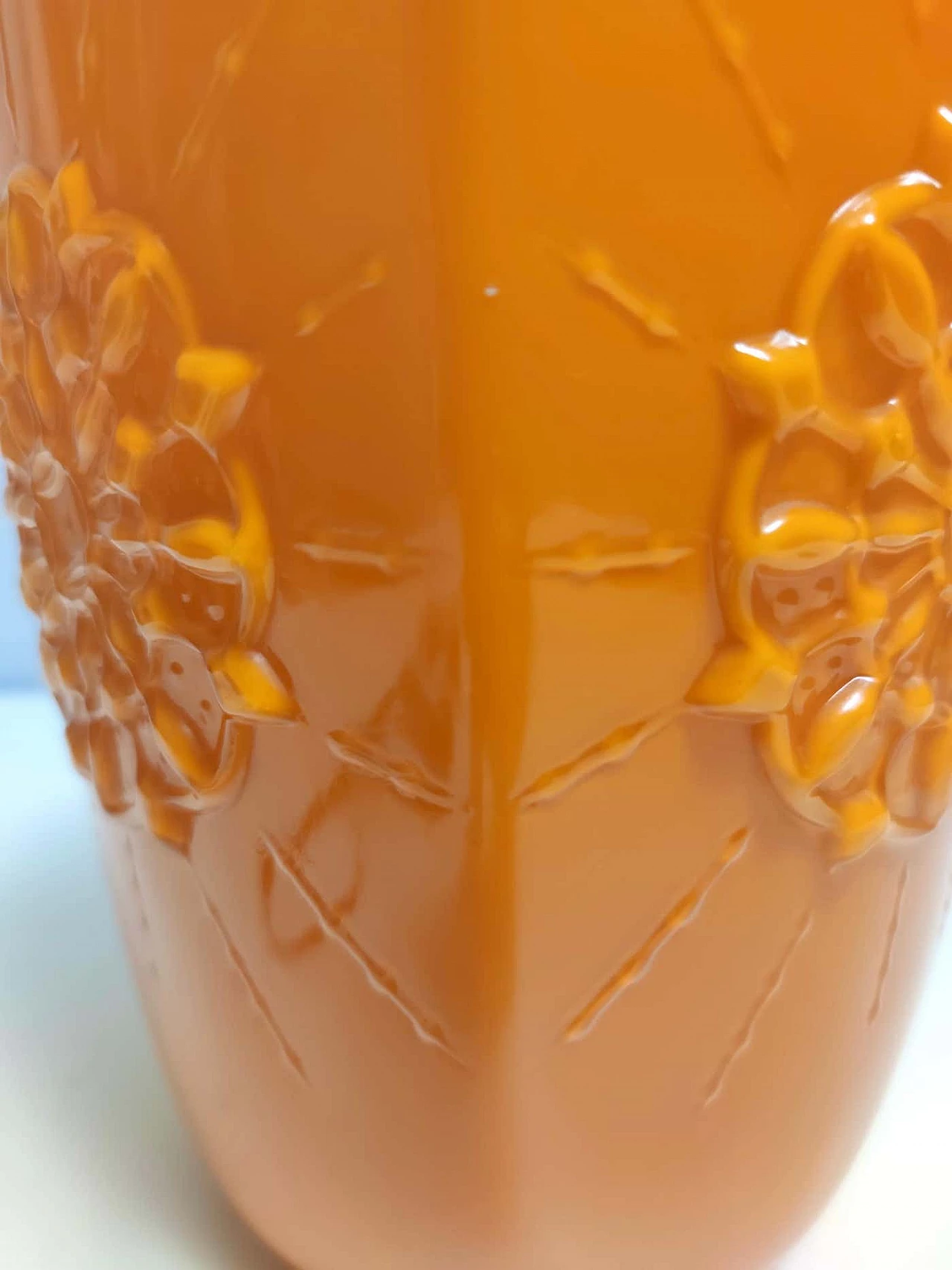 Vaso in vetro soffiato incamiciato arancione, anni '70 2