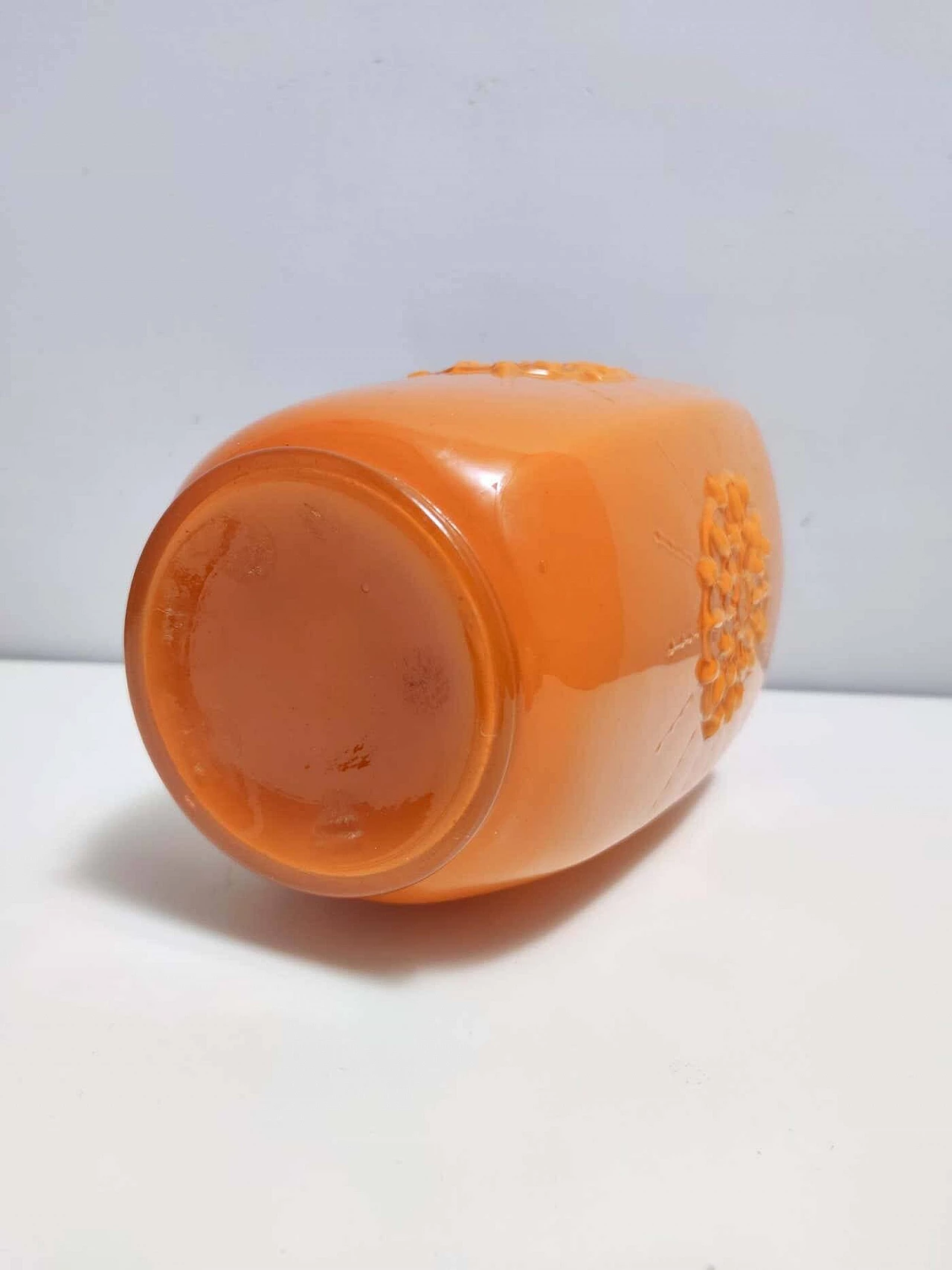 Vaso in vetro soffiato incamiciato arancione, anni '70 3