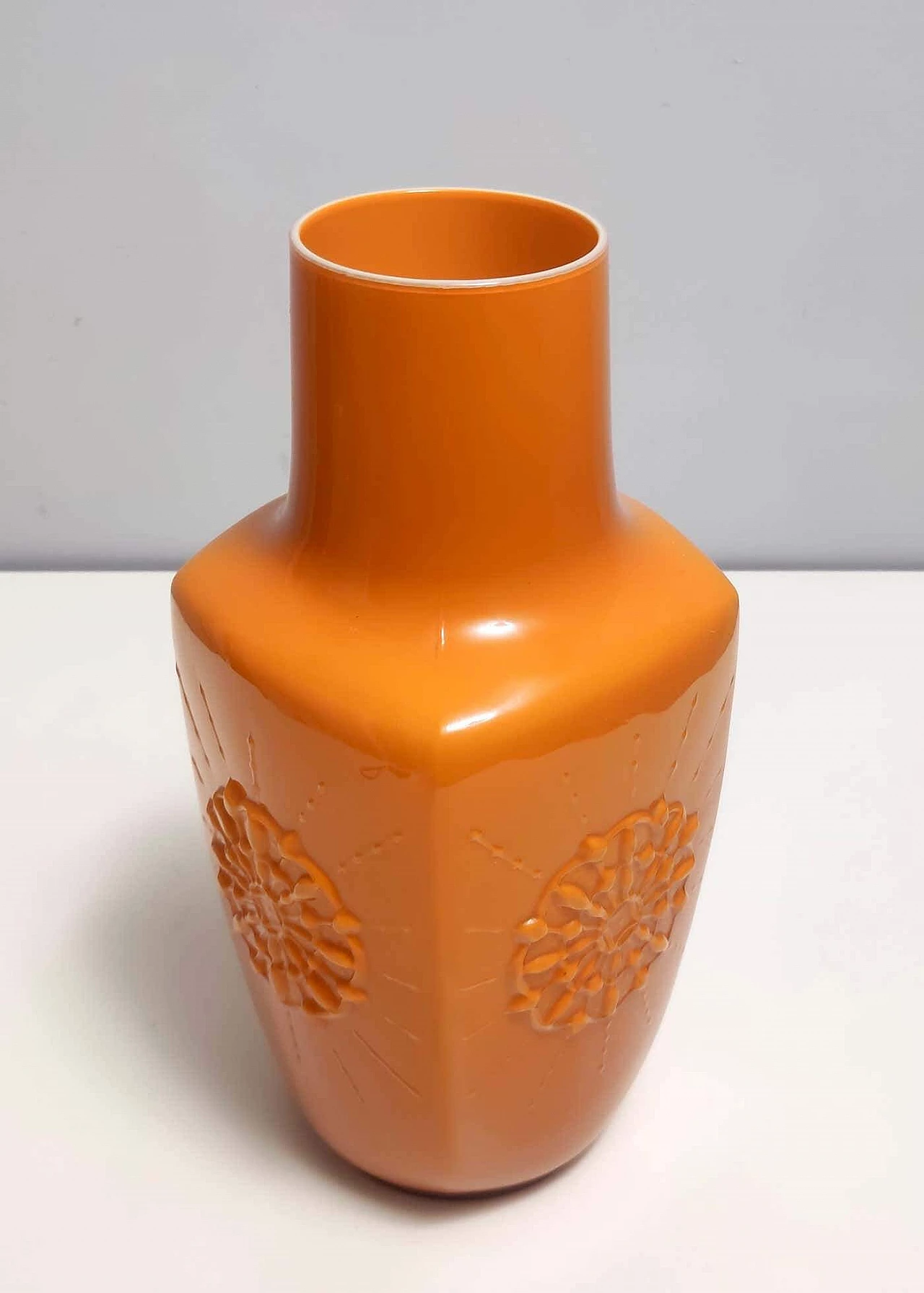 Vaso in vetro soffiato incamiciato arancione, anni '70 4