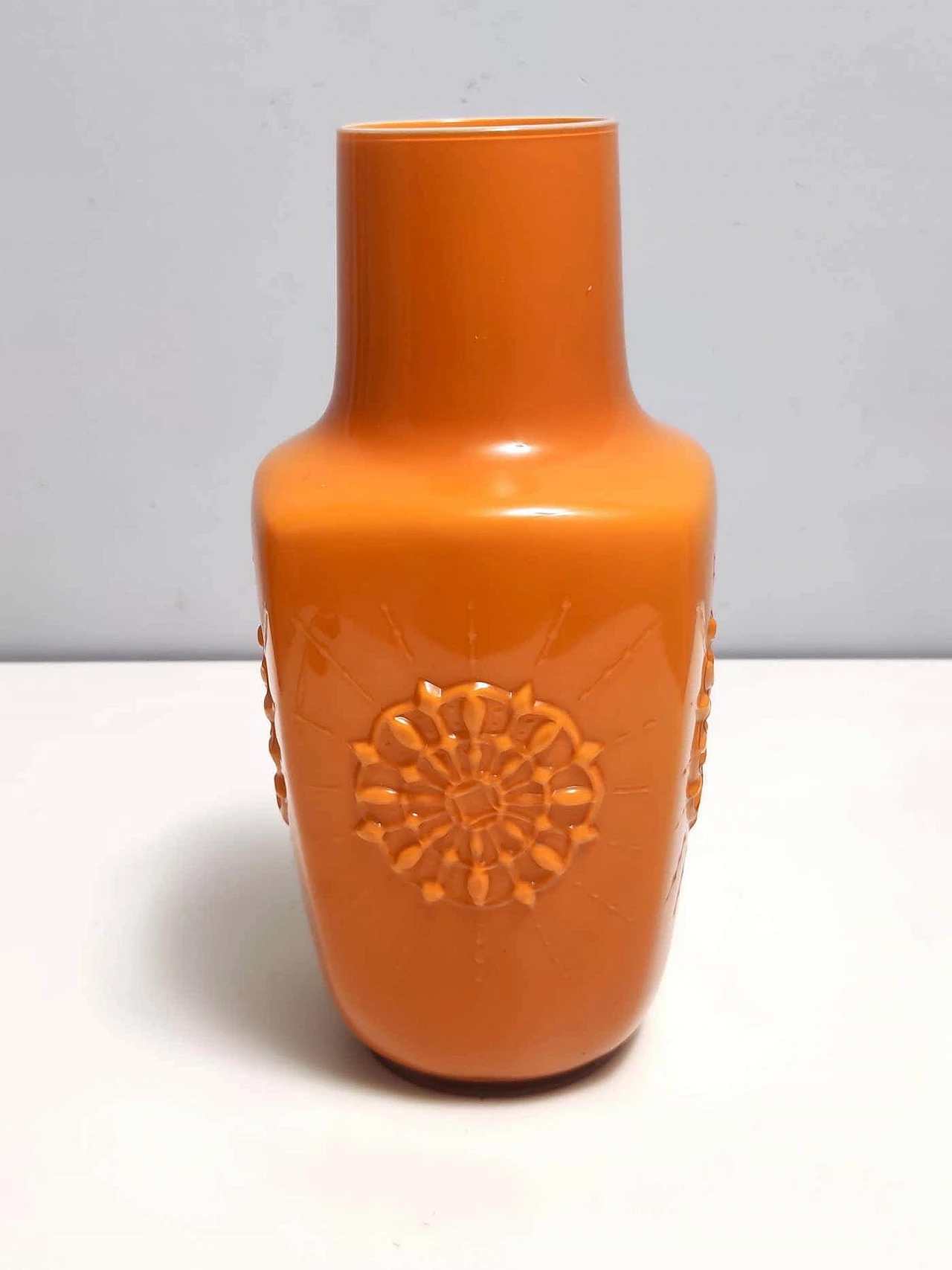 Vaso in vetro soffiato incamiciato arancione, anni '70 5
