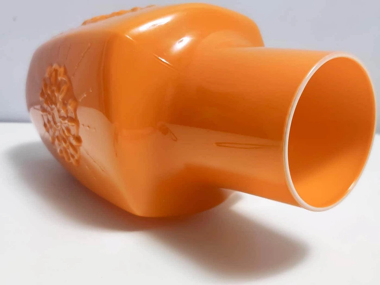 Vaso in vetro soffiato incamiciato arancione, anni '70 6