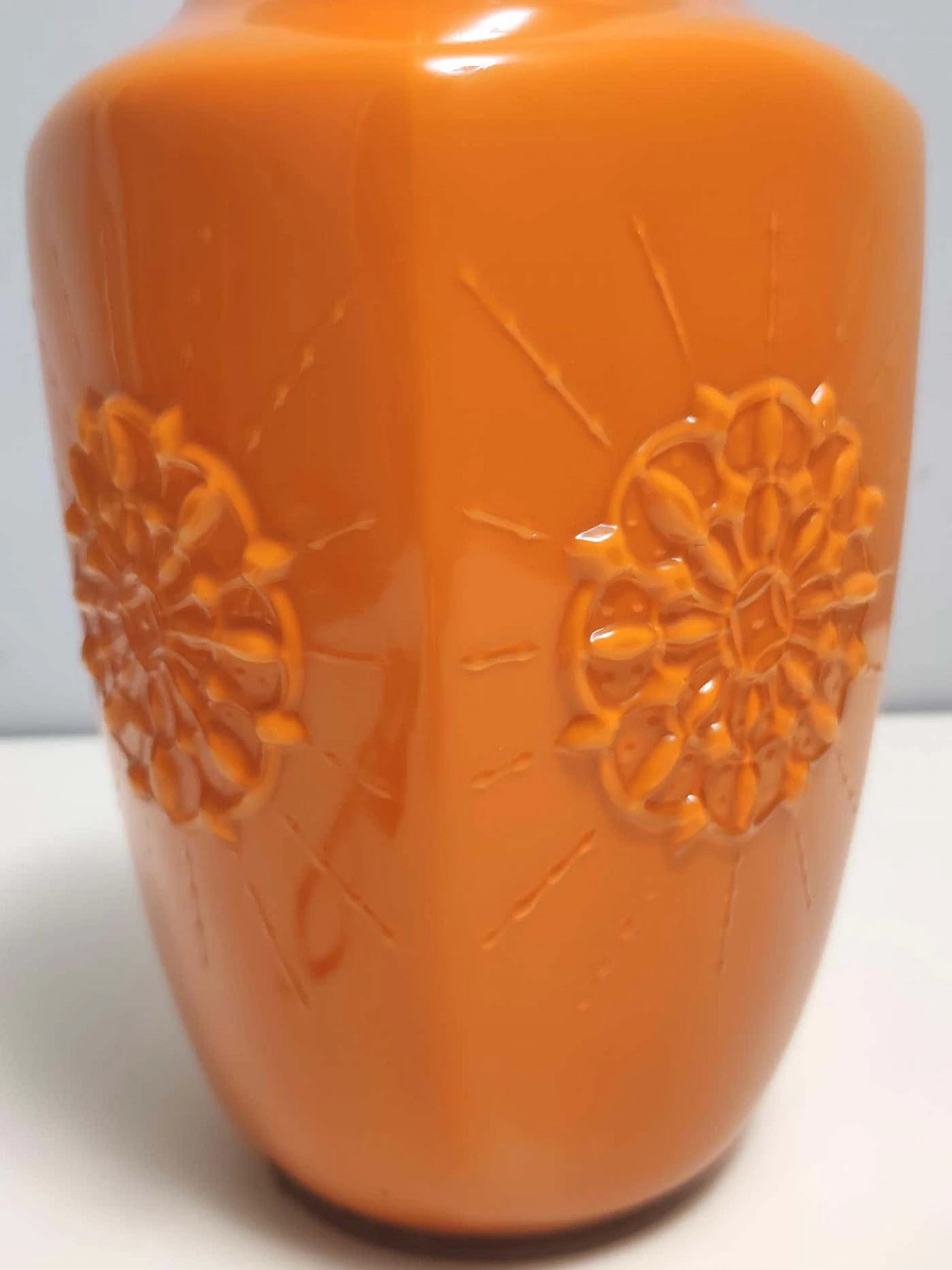 Vaso in vetro soffiato incamiciato arancione, anni '70 7
