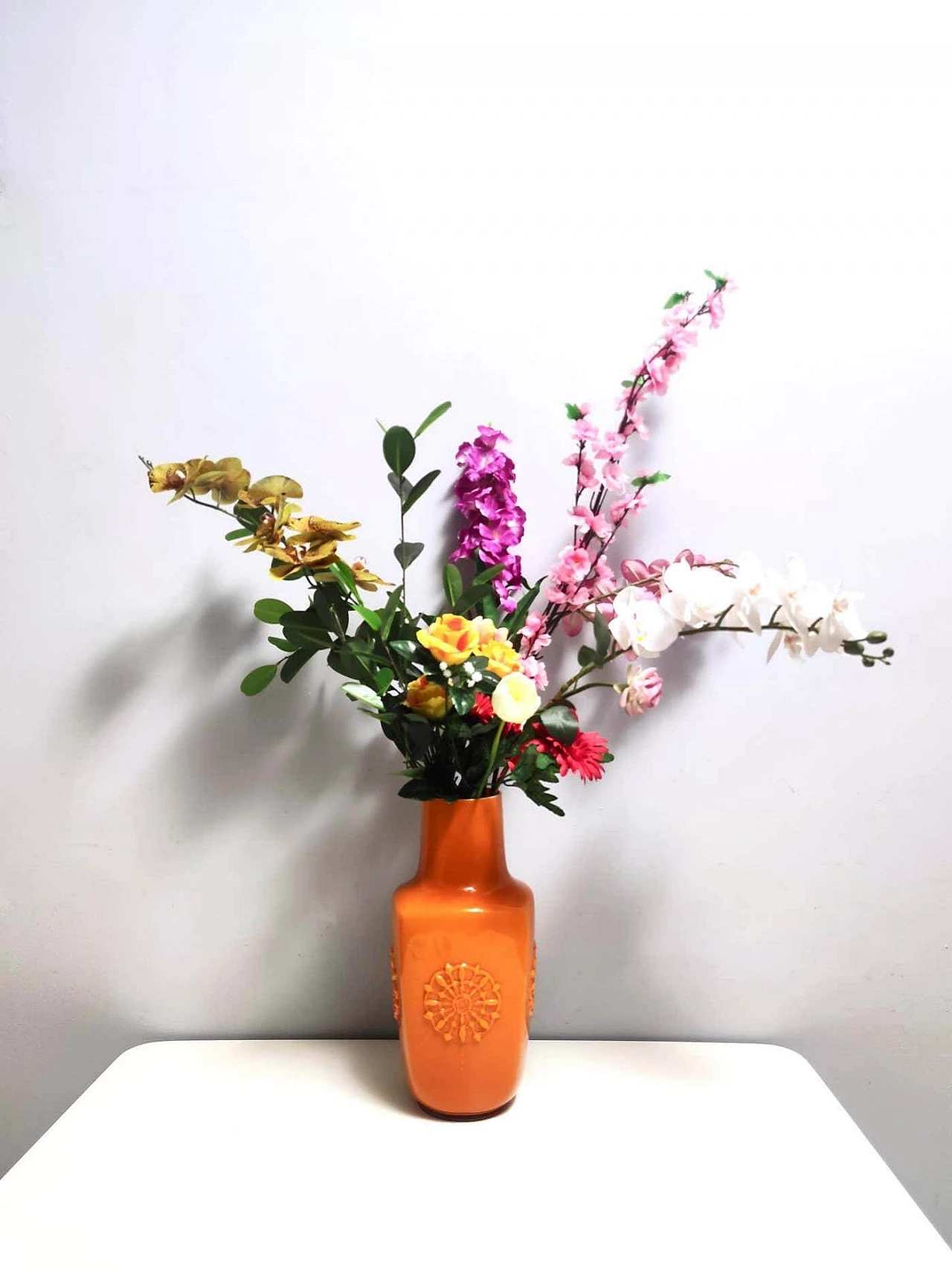 Vaso in vetro soffiato incamiciato arancione, anni '70 9