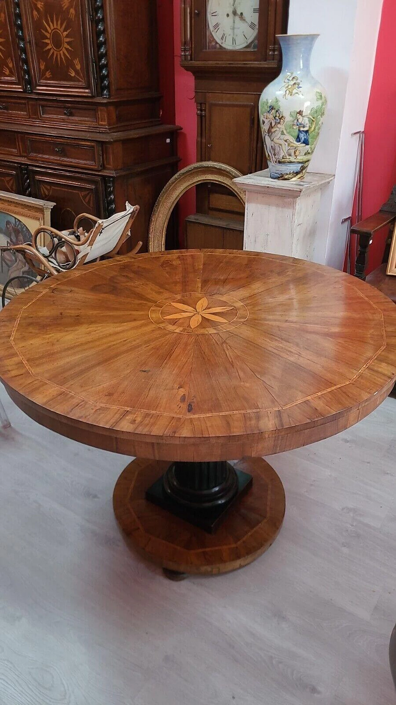 Empire round table panelled in walnut with maple inlay, early 19th century 1