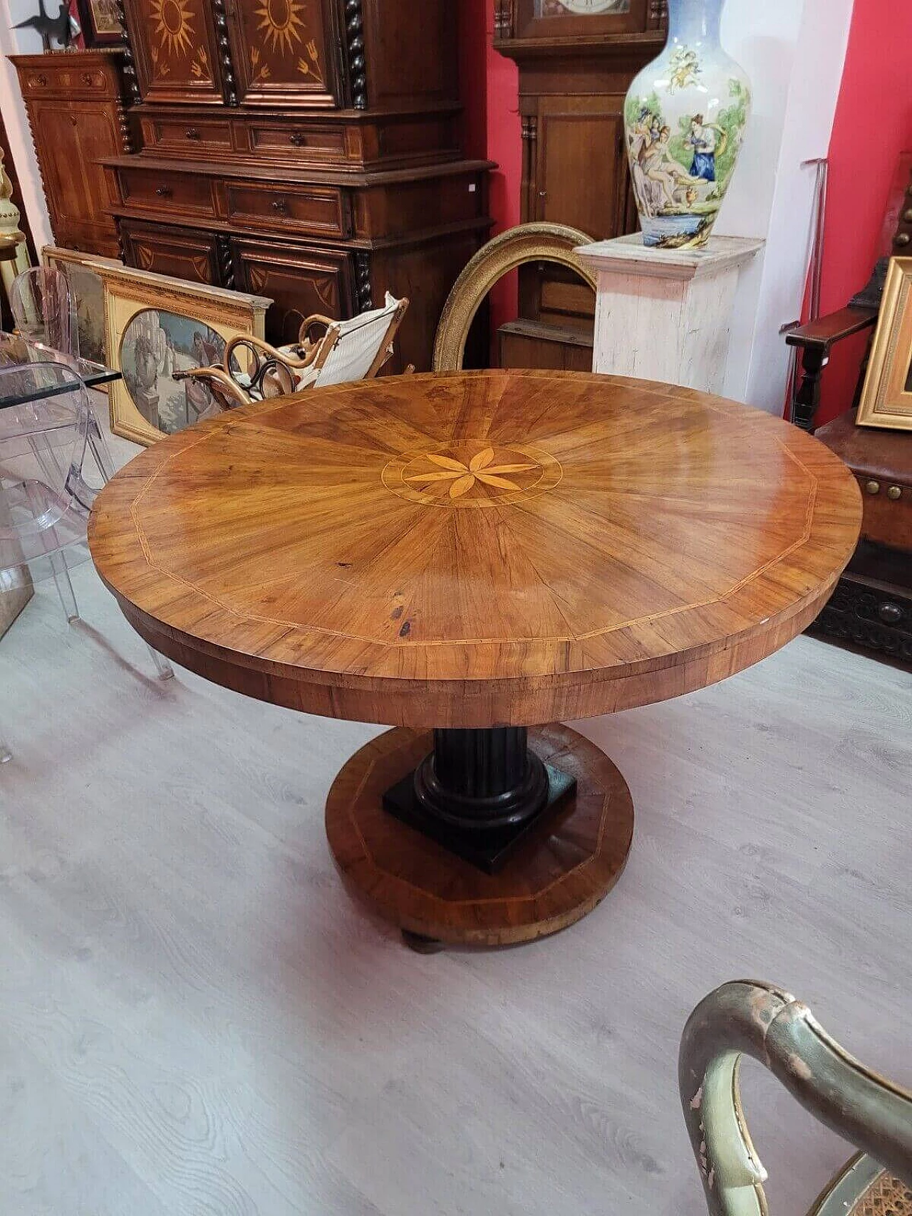Empire round table panelled in walnut with maple inlay, early 19th century 2