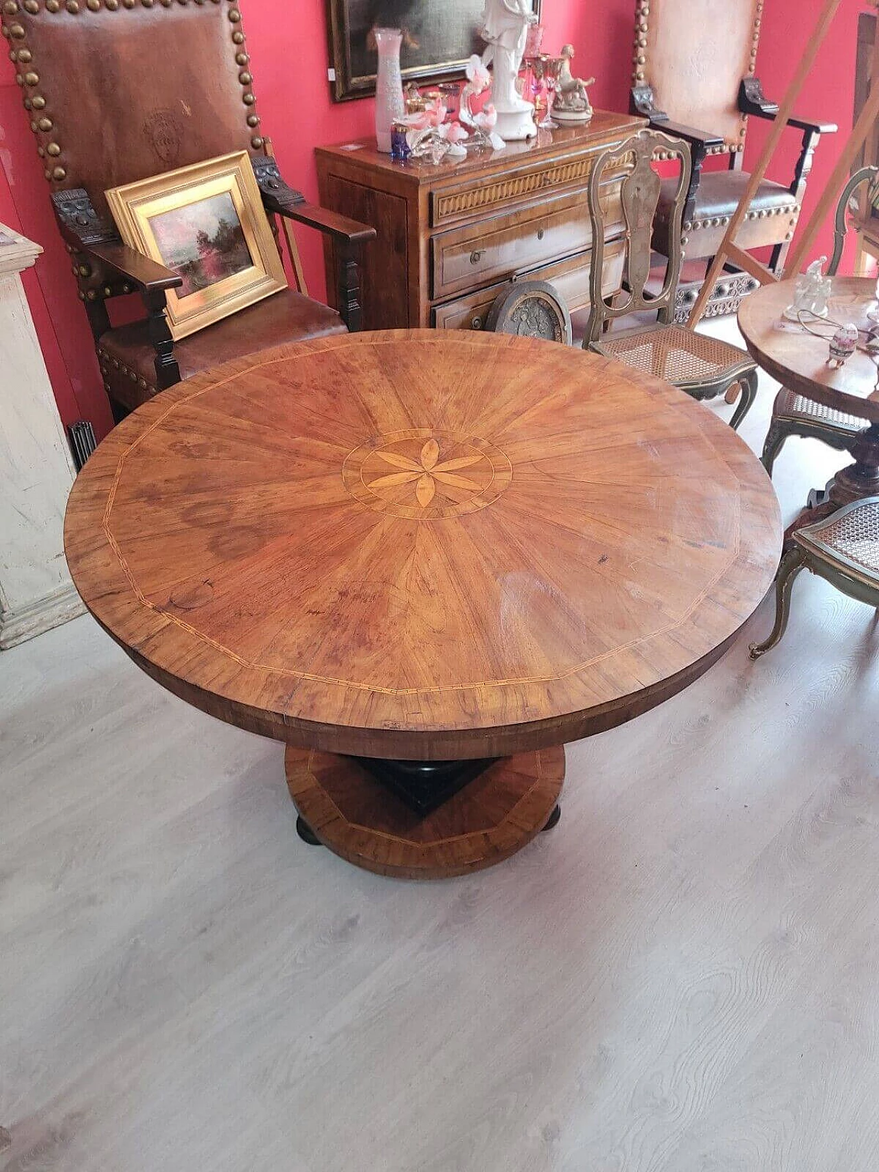 Empire round table panelled in walnut with maple inlay, early 19th century 5
