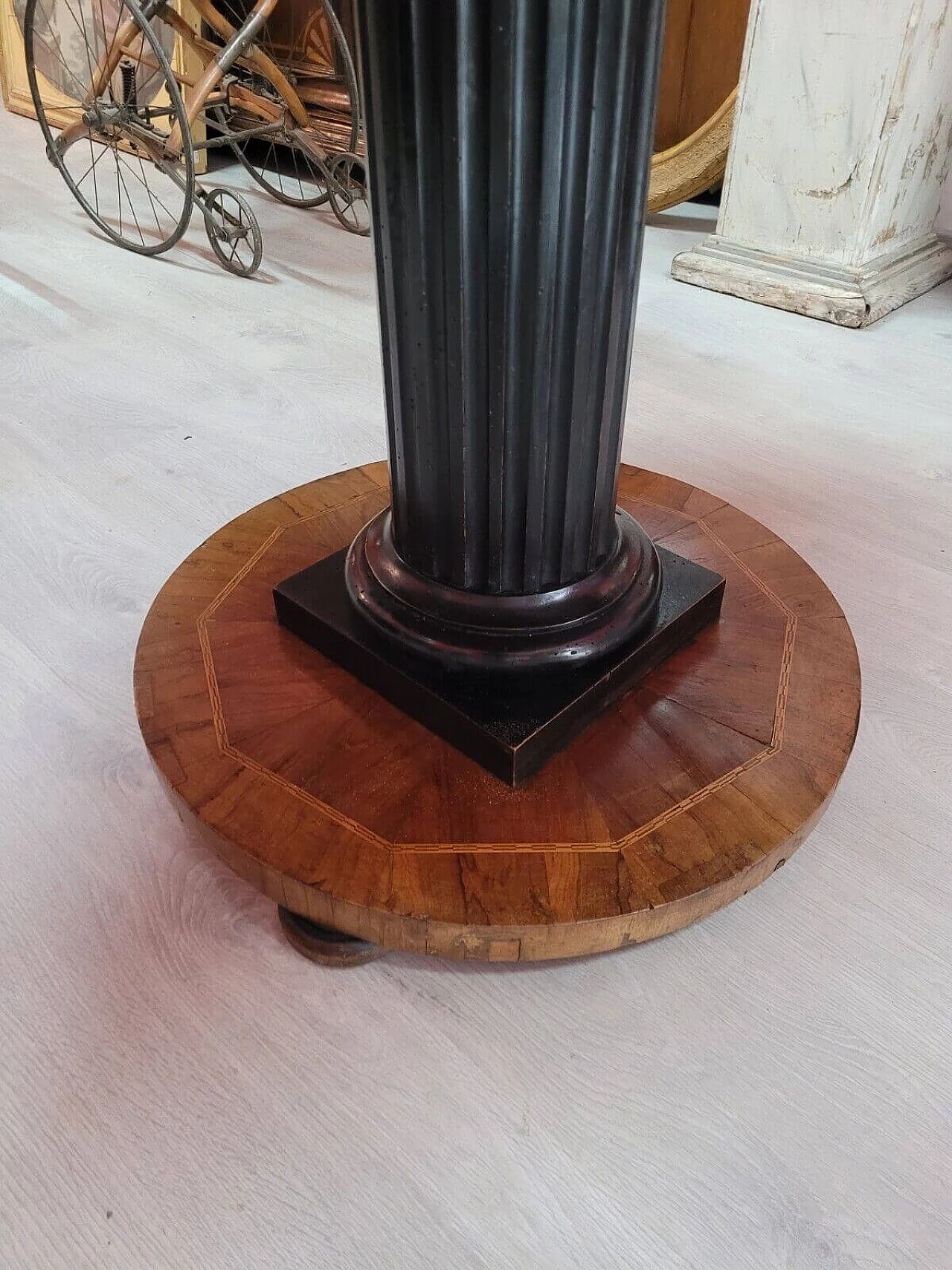 Tavolo tondo Impero lastronato in legno di noce con intarsi in acero, inizio '800 6