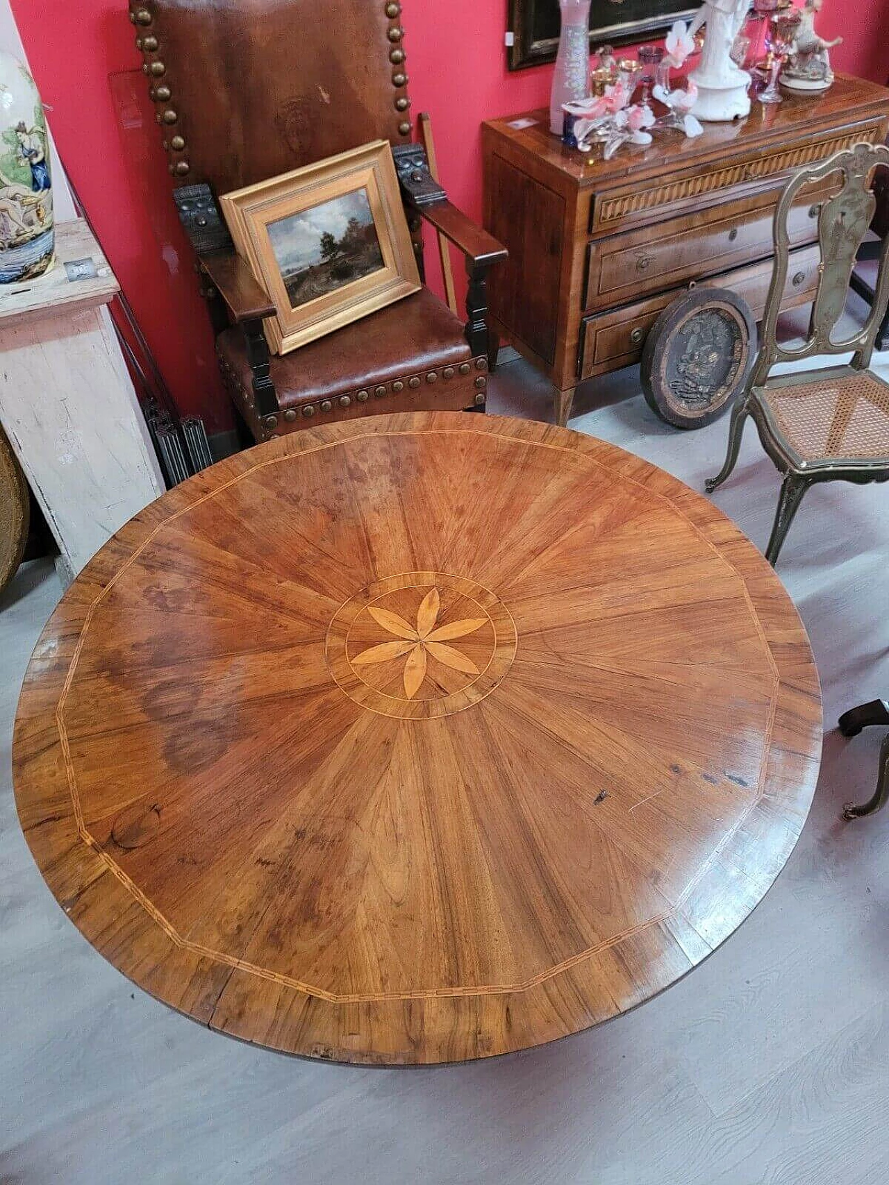 Empire round table panelled in walnut with maple inlay, early 19th century 7