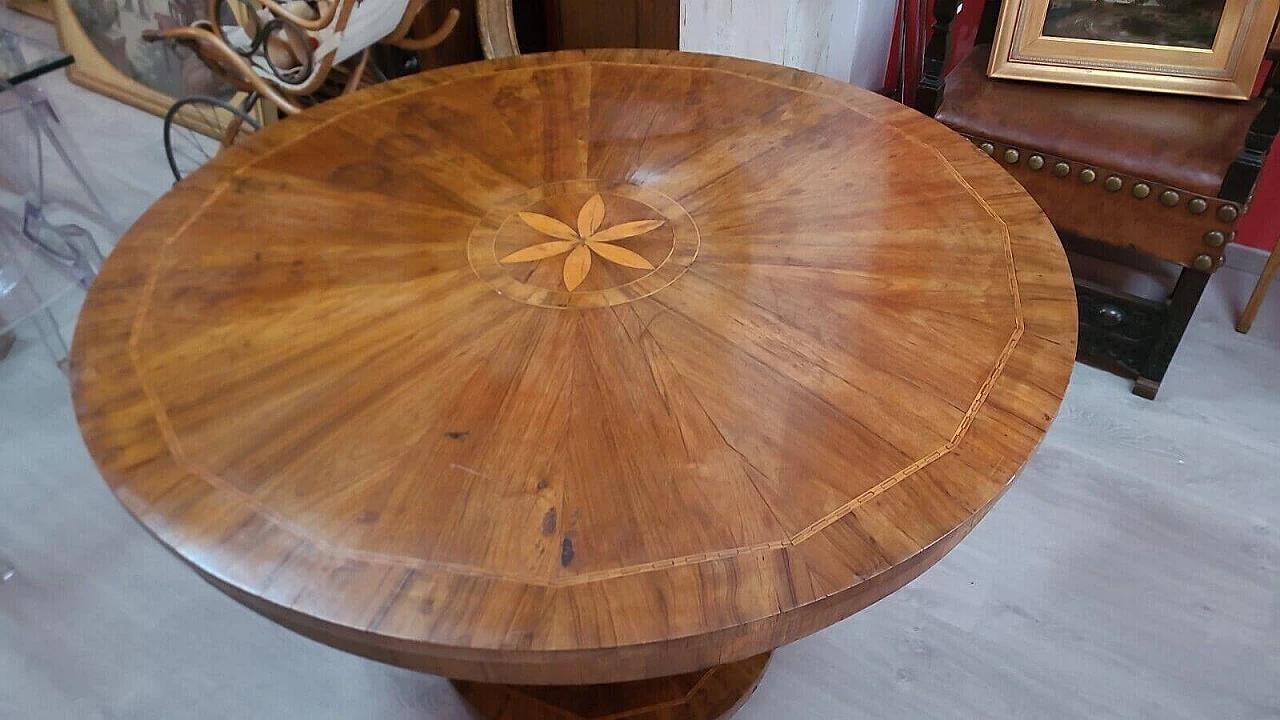 Empire round table panelled in walnut with maple inlay, early 19th century 8