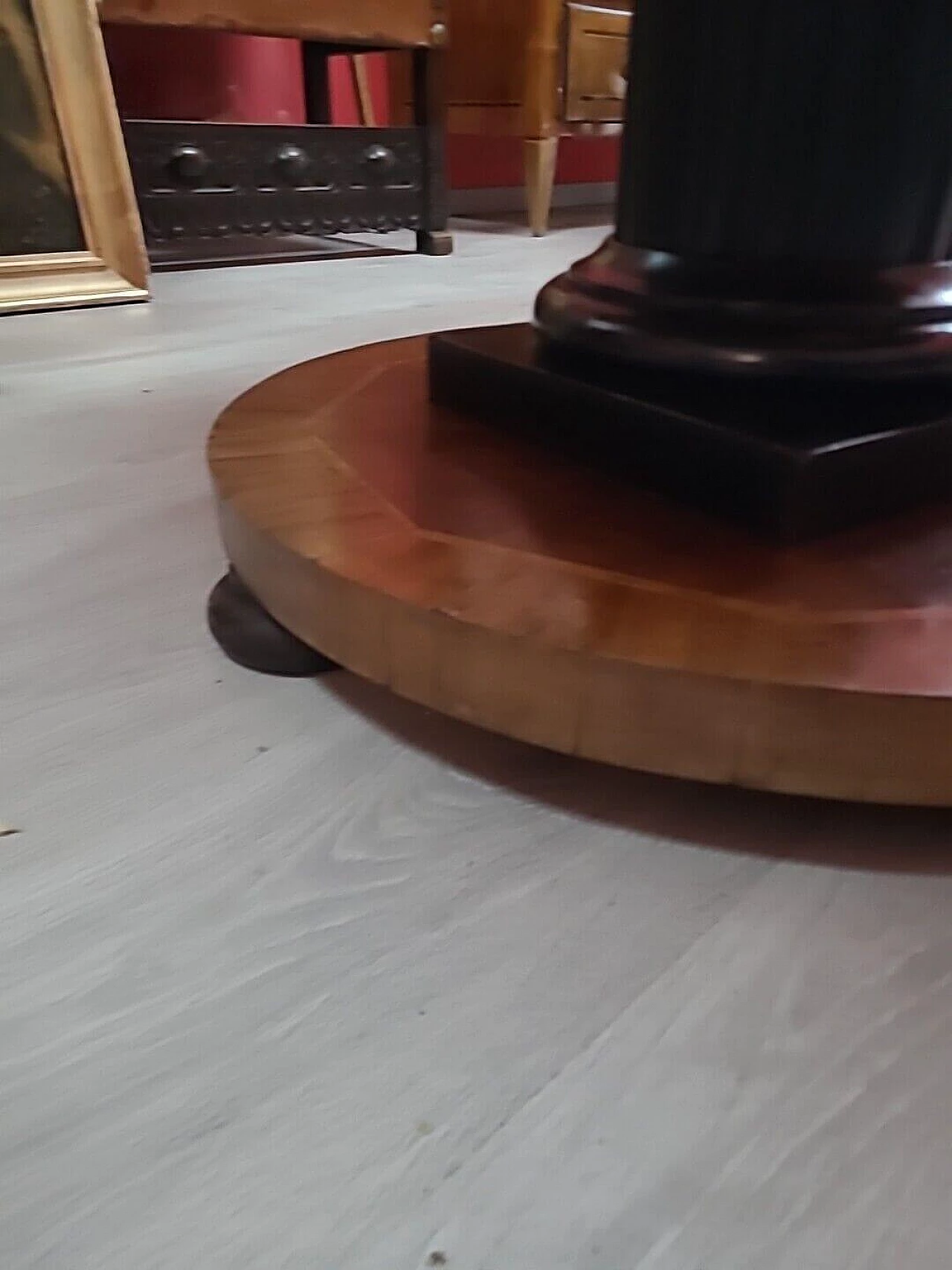 Tavolo tondo Impero lastronato in legno di noce con intarsi in acero, inizio '800 11