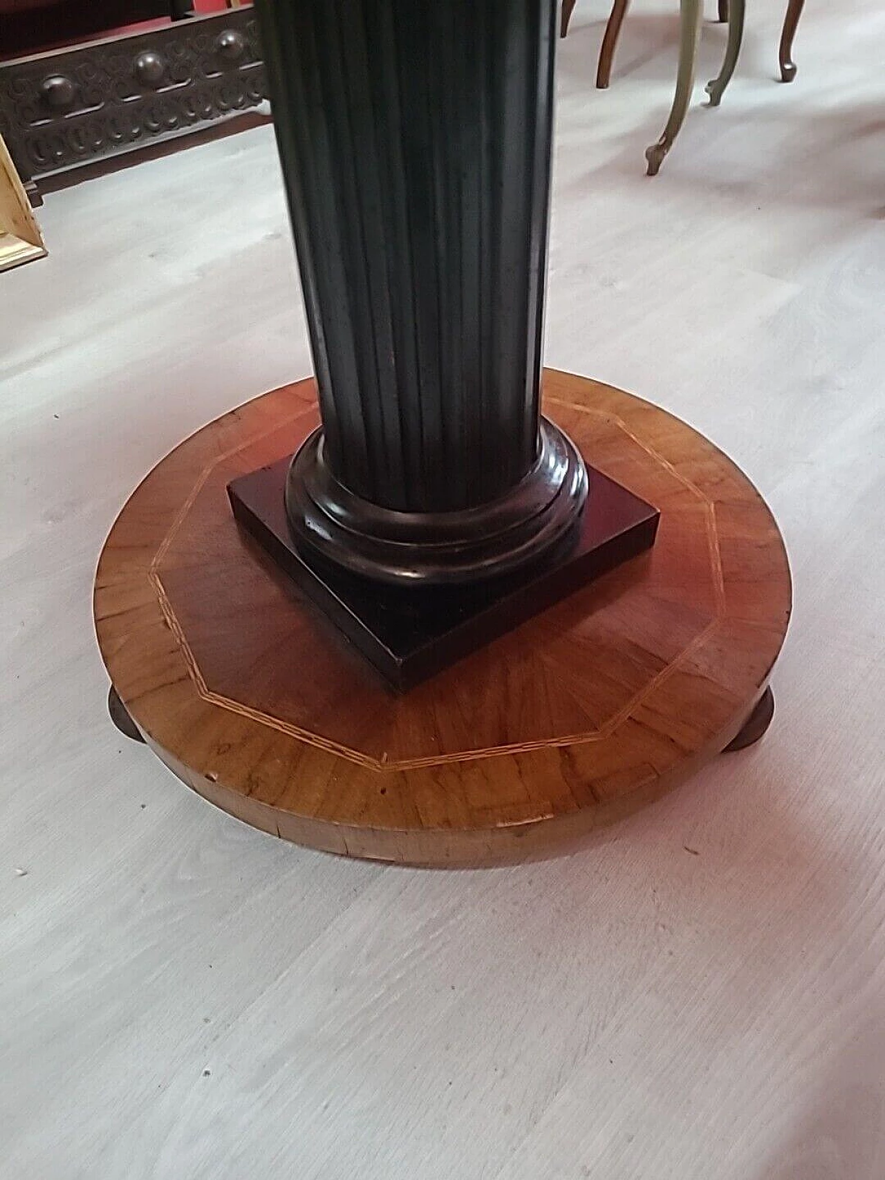 Tavolo tondo Impero lastronato in legno di noce con intarsi in acero, inizio '800 12