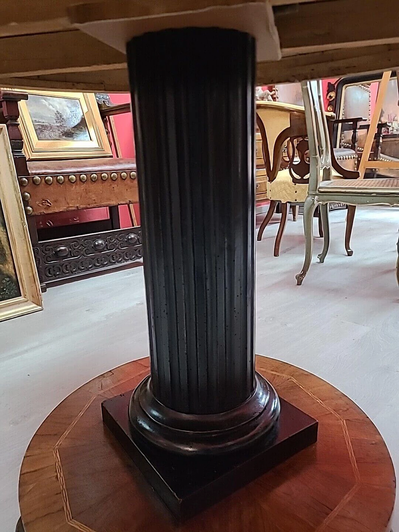 Tavolo tondo Impero lastronato in legno di noce con intarsi in acero, inizio '800 13