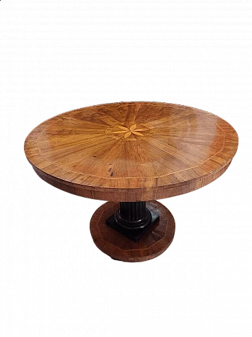 Tavolo tondo Impero lastronato in legno di noce con intarsi in acero, inizio '800