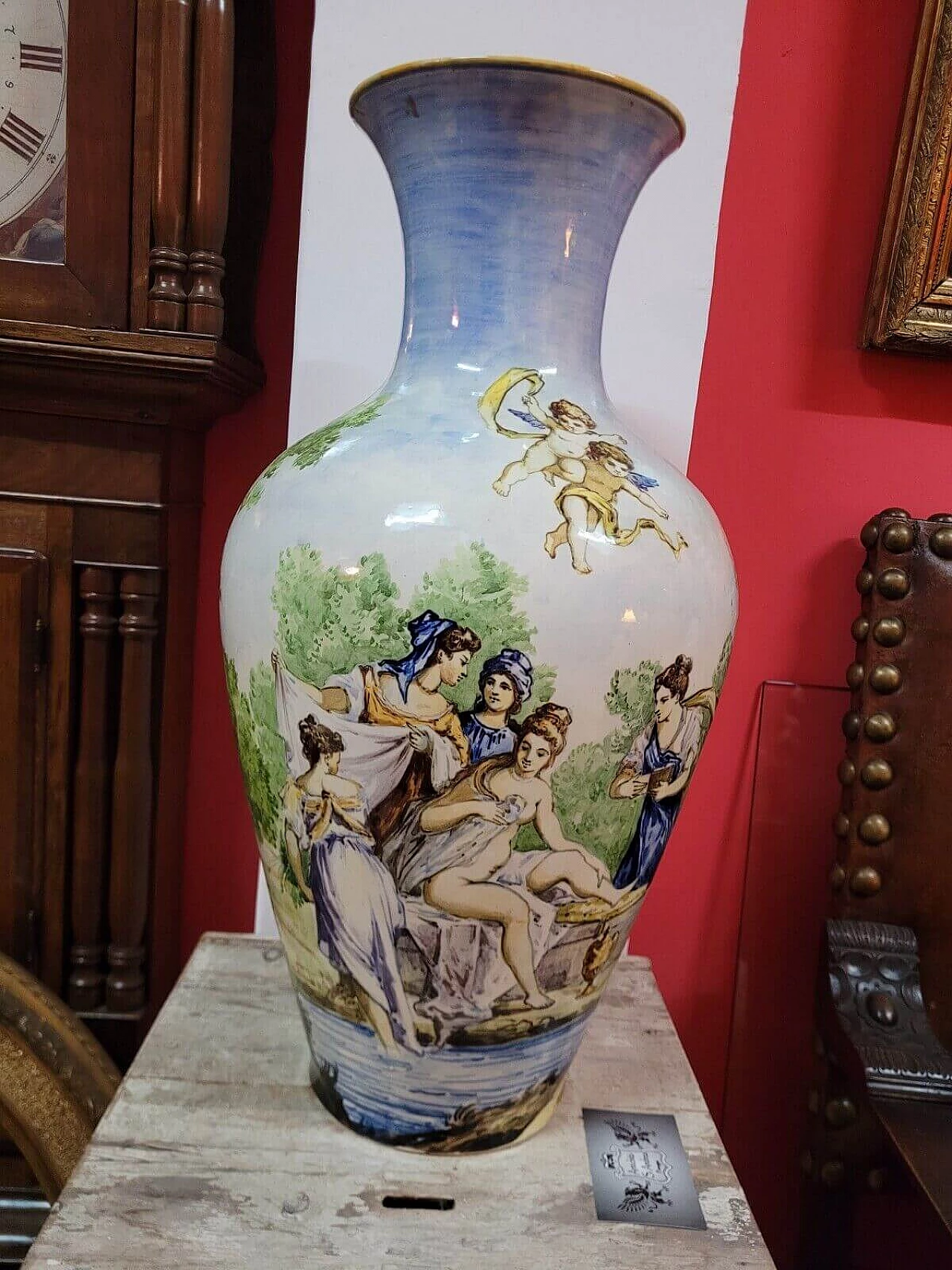 Vaso in maiolica decorato con scena classica, fine '800 1
