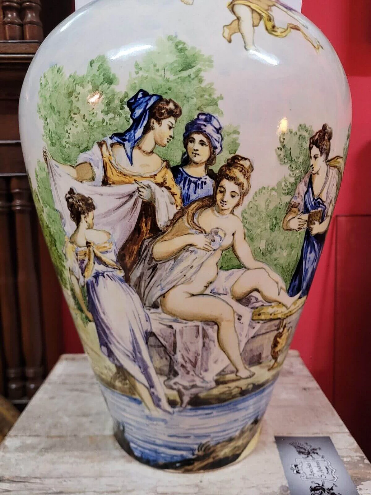 Vaso in maiolica decorato con scena classica, fine '800 2