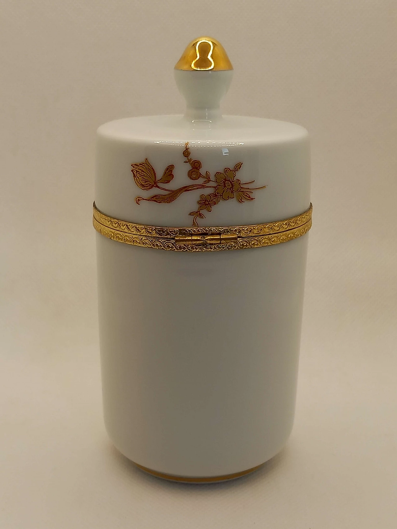 Limoges box with closure and floral decorations, 1950s 2
