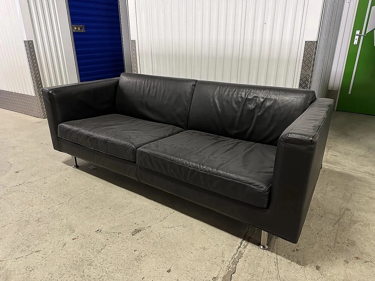 Divano Copenhagen One in pelle nera e alluminio di Minotti 3