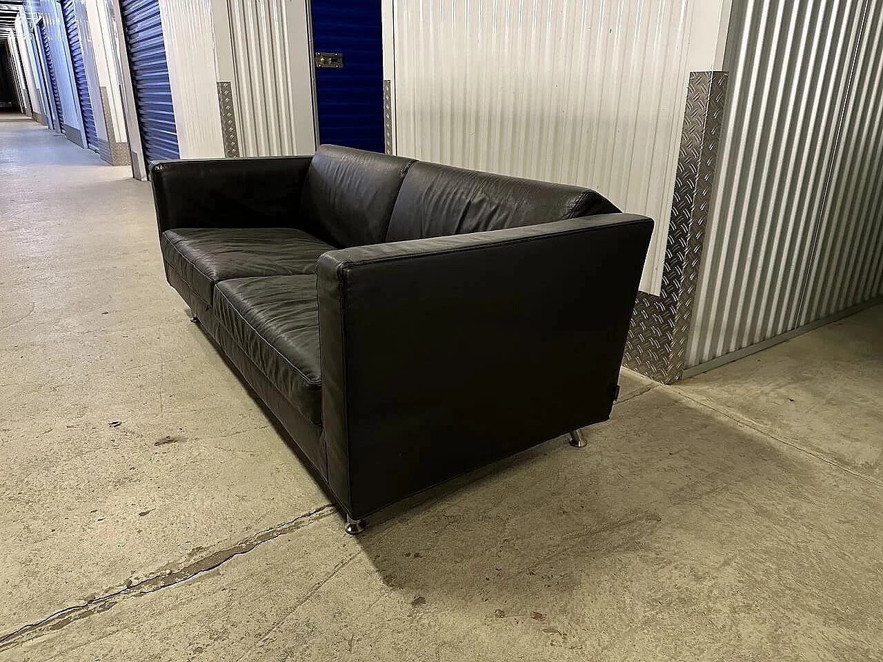 Divano Copenhagen One in pelle nera e alluminio di Minotti 4