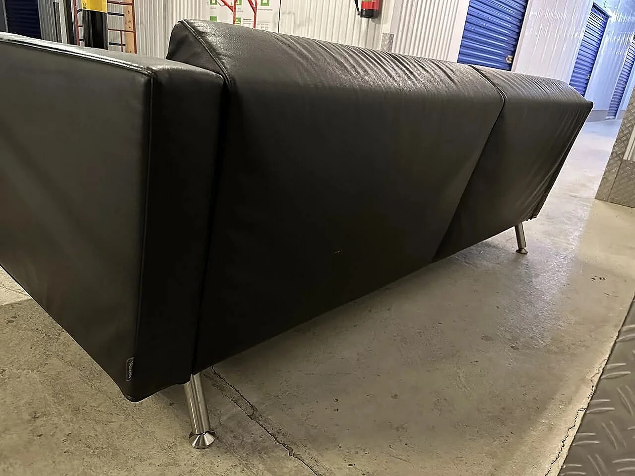 Divano Copenhagen One in pelle nera e alluminio di Minotti 6