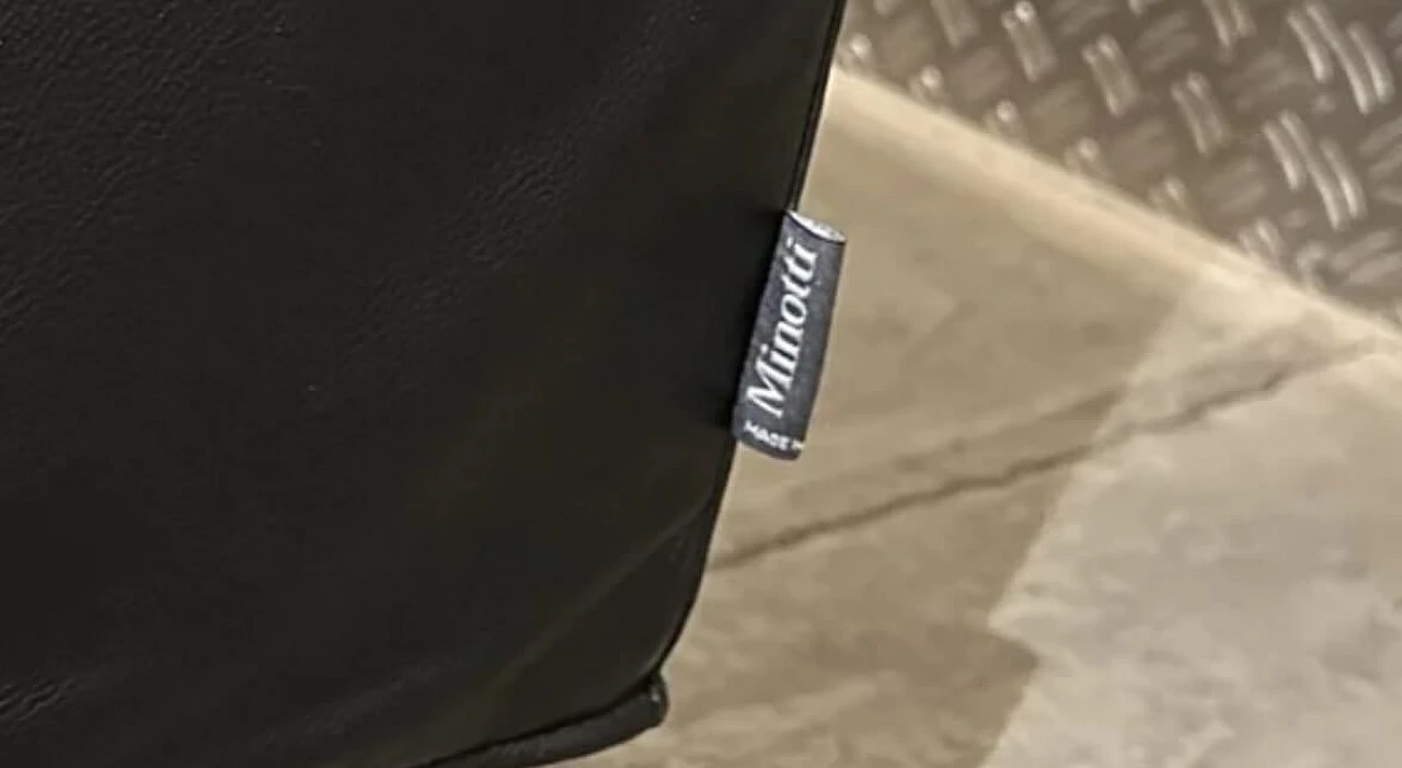 Divano Copenhagen One in pelle nera e alluminio di Minotti 8