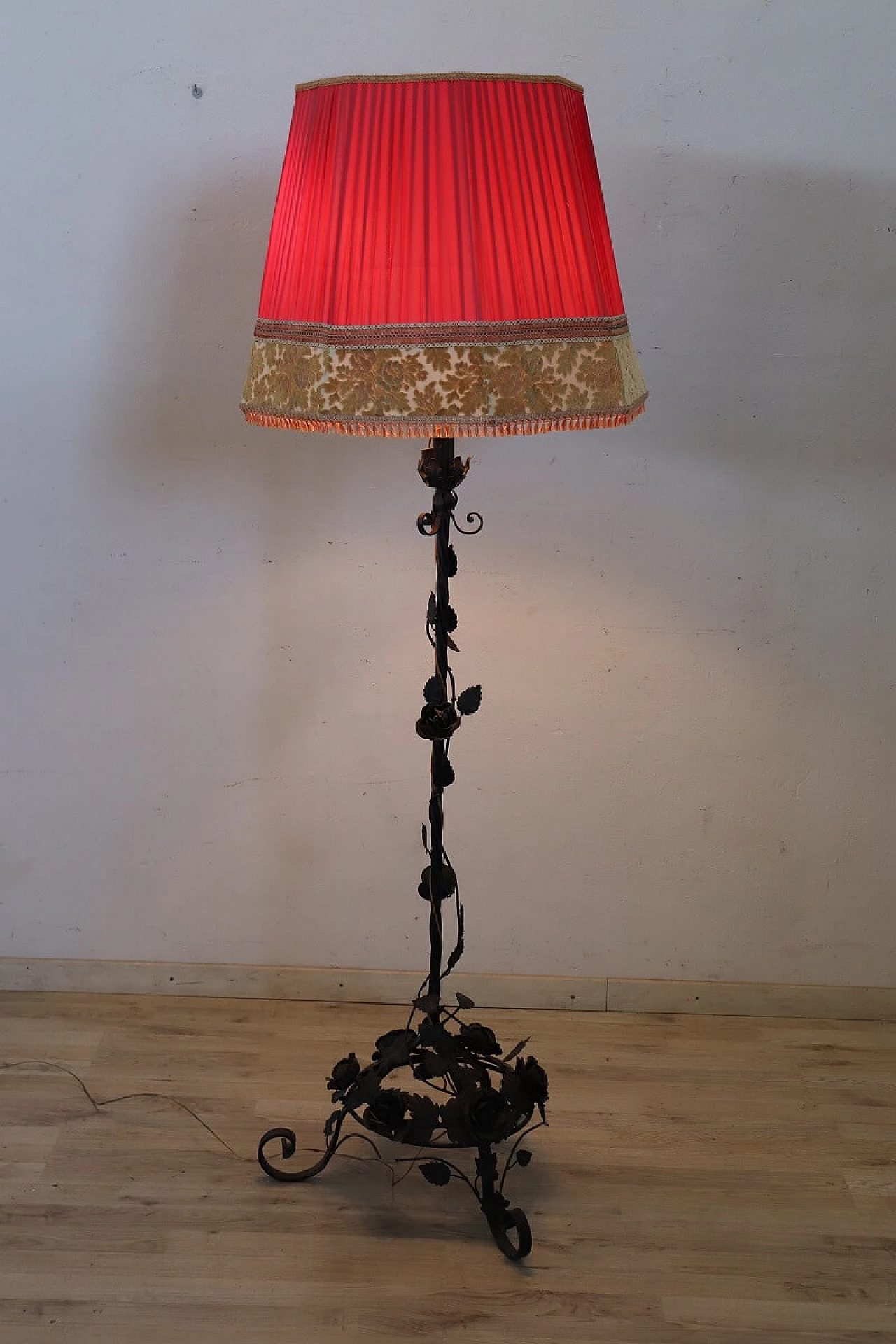 Art Nouveau iron floor lamp with floral decorations, early 20th century 2