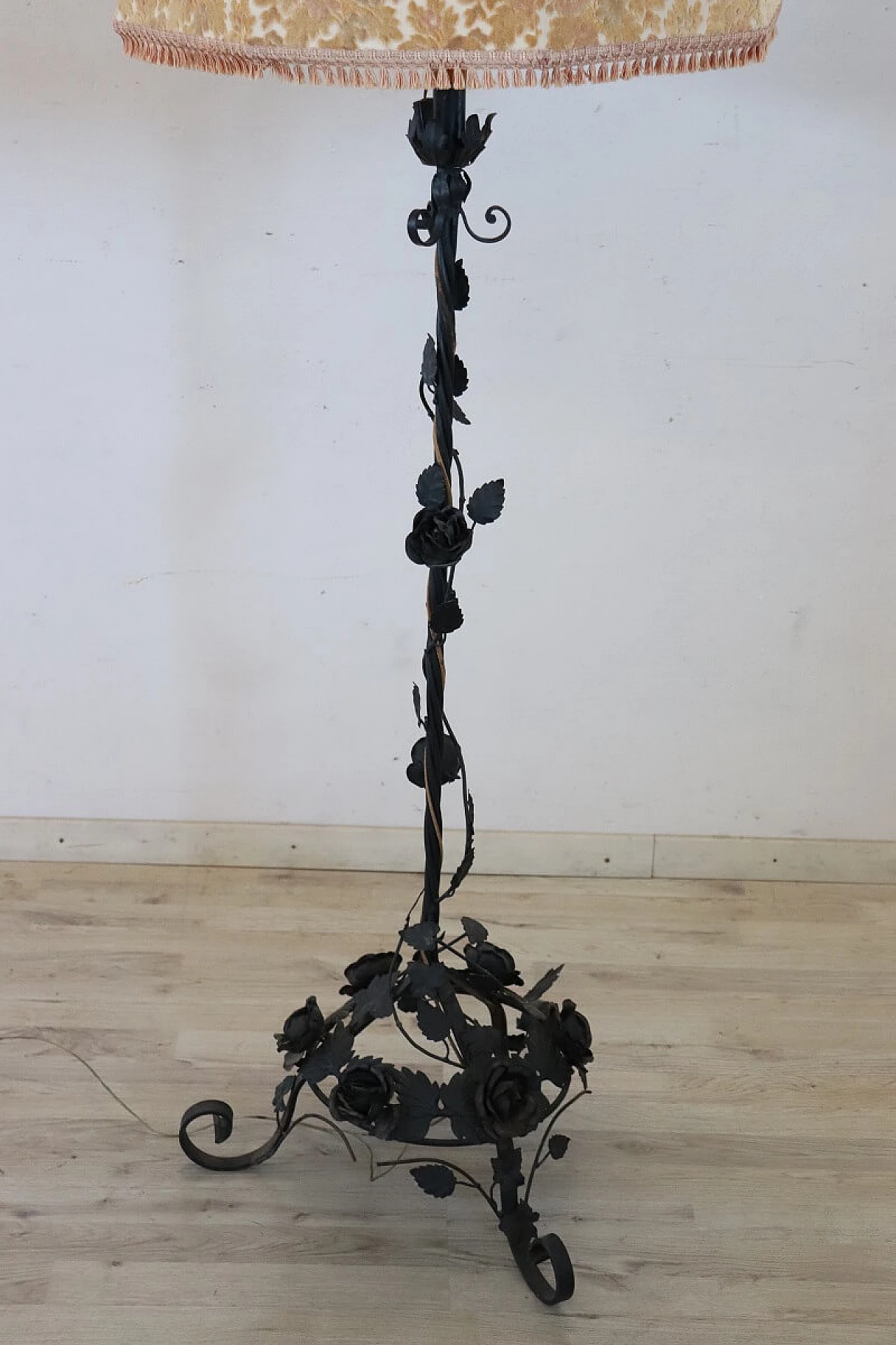 Art Nouveau iron floor lamp with floral decorations, early 20th century 4