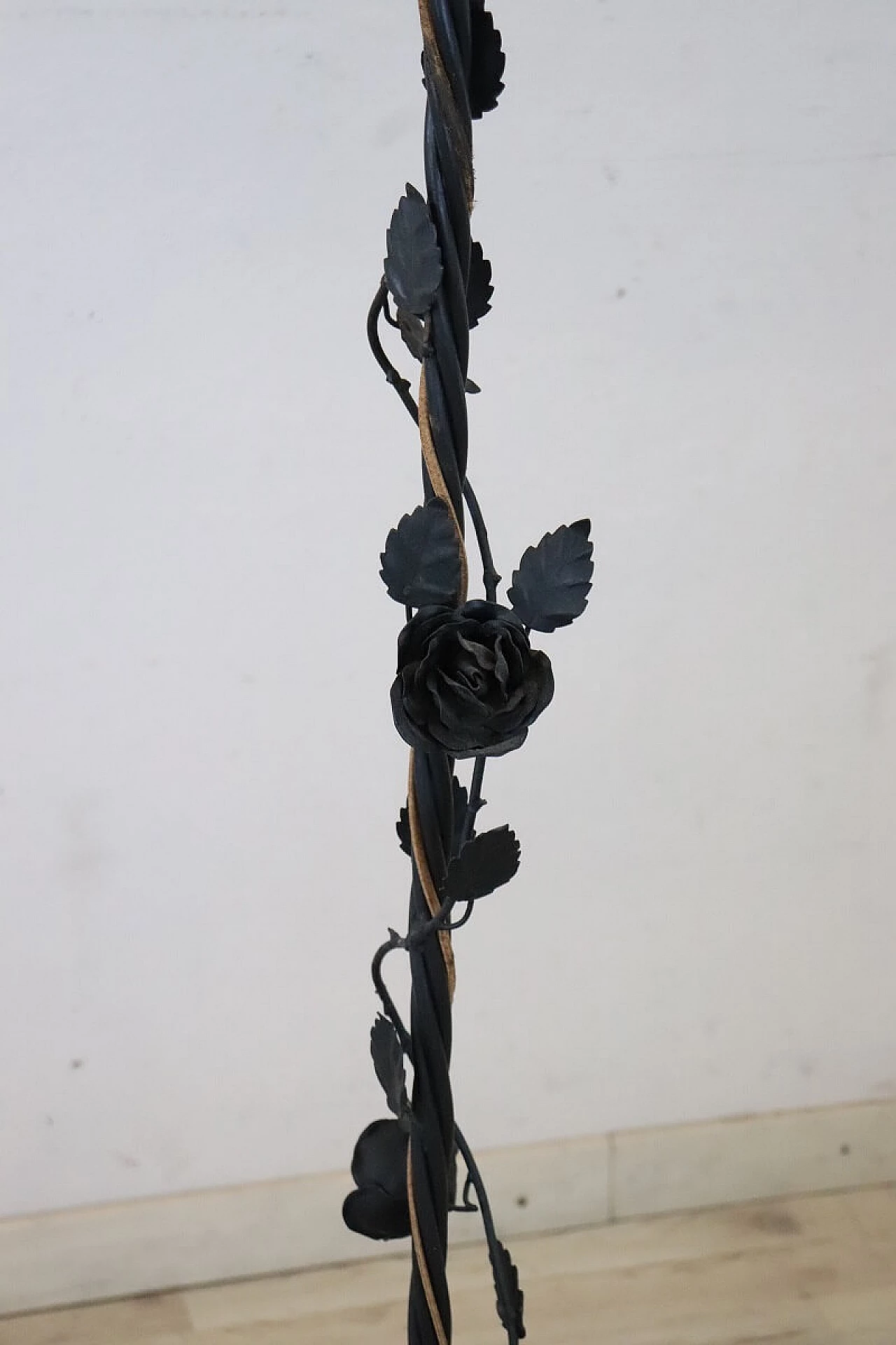 Lampada da terra Liberty in ferro con decori floreali, inizio '900 6