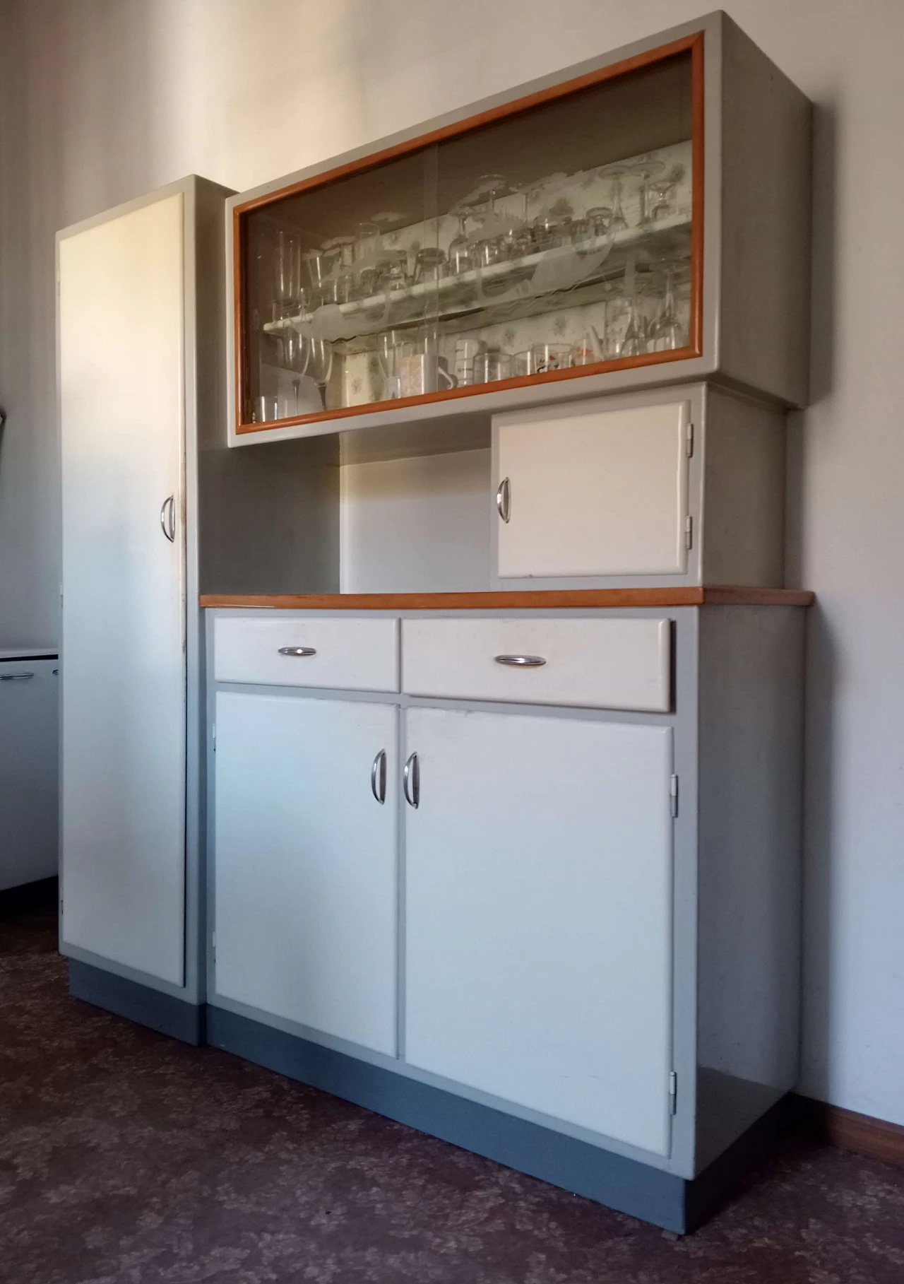 Credenza in legno e vetro con veduta di Venezia, anni '50 3