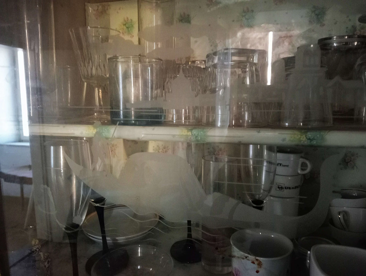 Credenza in legno e vetro con veduta di Venezia, anni '50 4