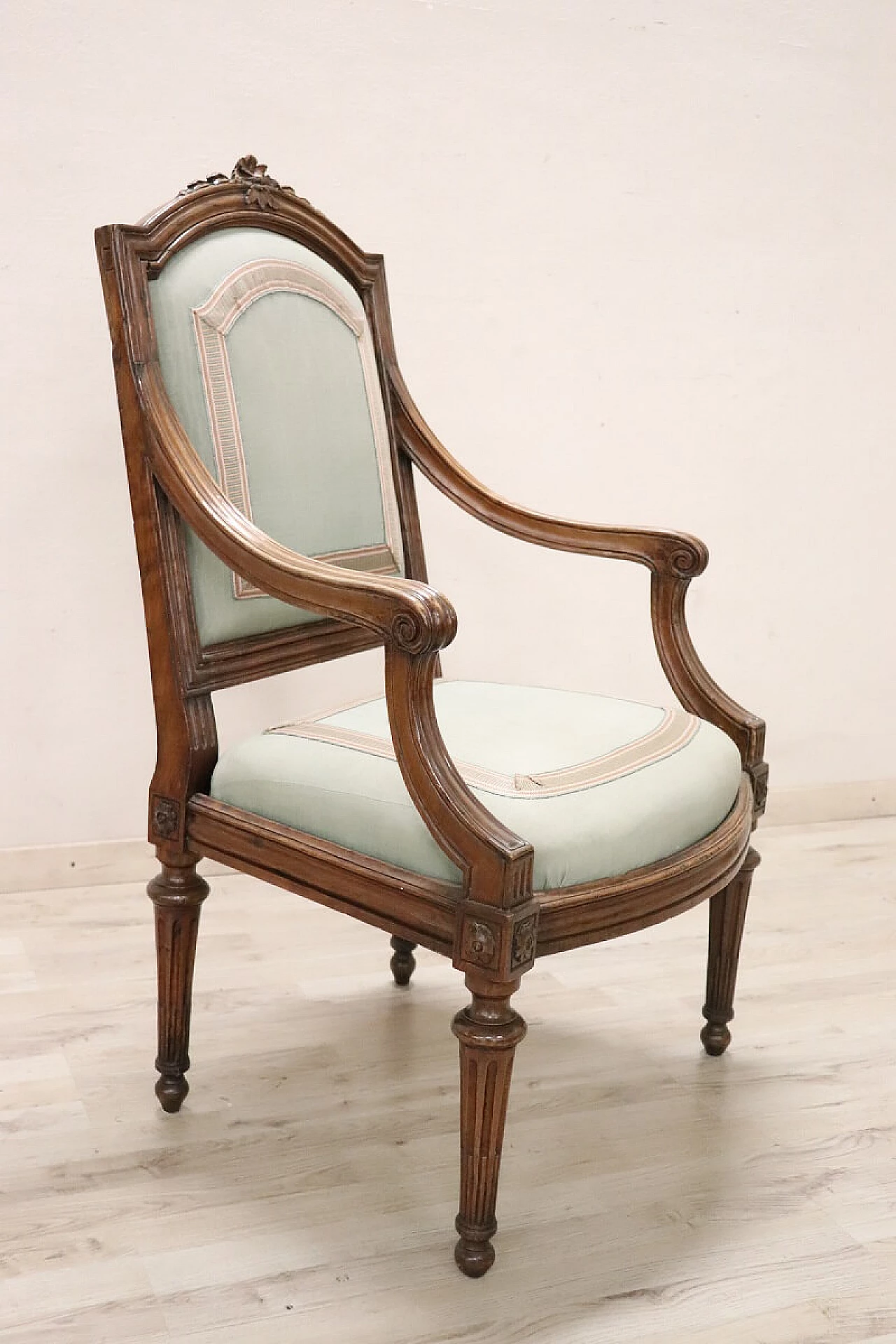 Poltrona Luigi XVI  in noce massello con seduta e schienale imbottiti, '700 2