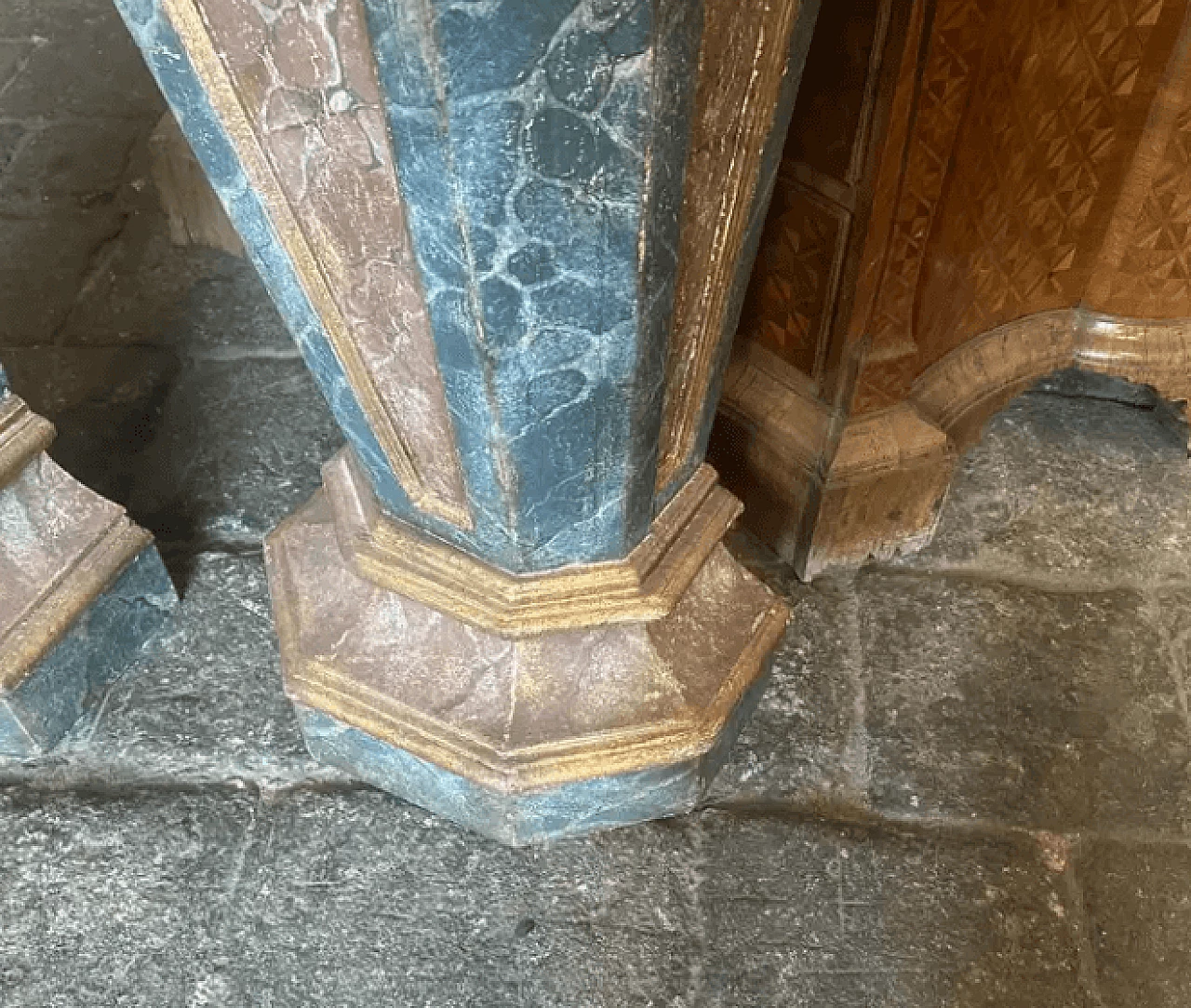 Coppia di colonne in legno laccato in stile Luigi XVI, fine '800 3