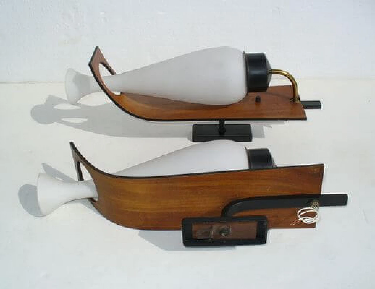 Coppia di applique in ottone, legno e vetro opalino attribuite a Stilnovo, anni '50 8