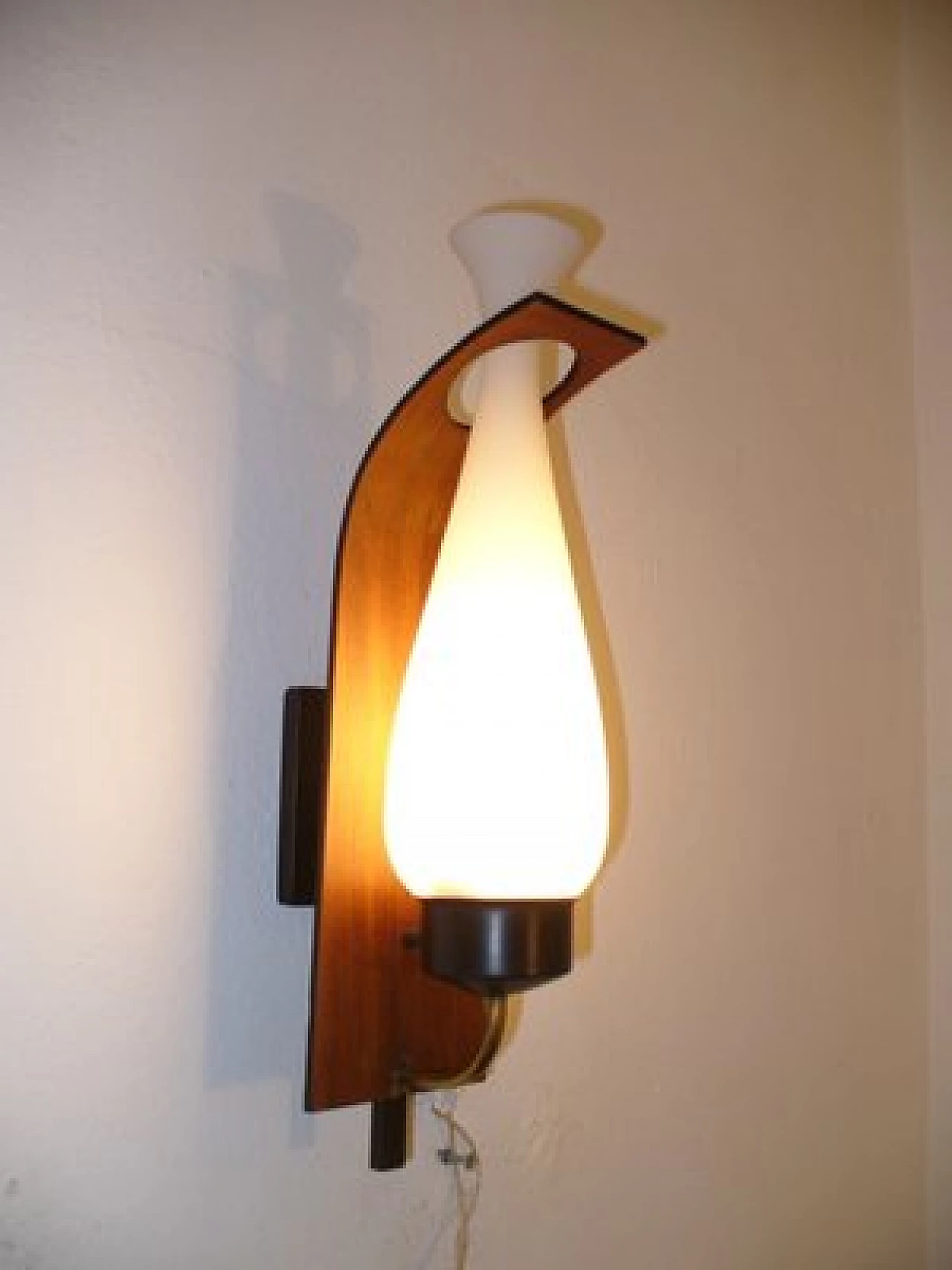 Coppia di applique in ottone, legno e vetro opalino attribuite a Stilnovo, anni '50 11