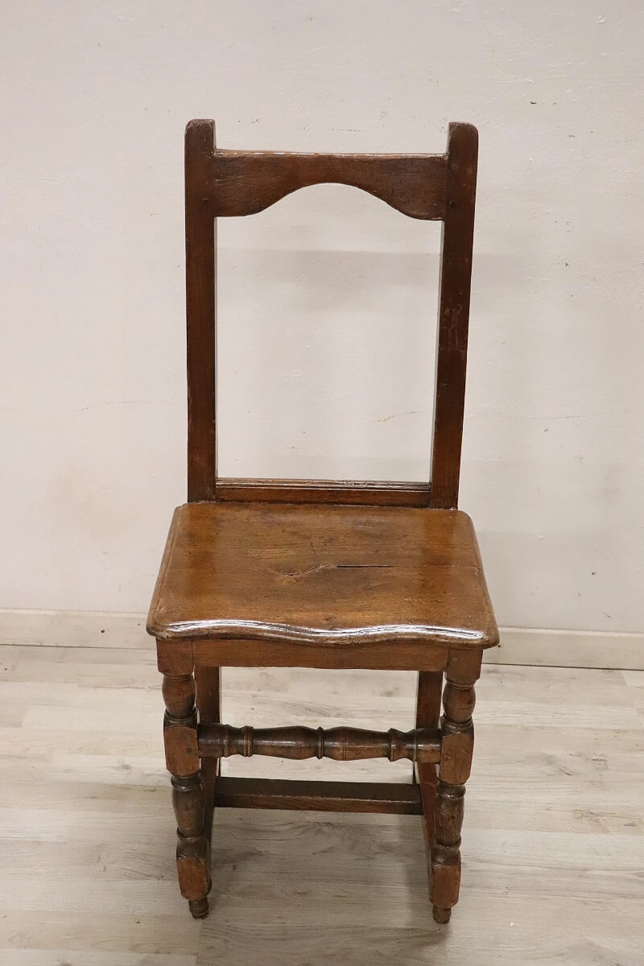 Lorraine solid walnut chair, 17th century 2