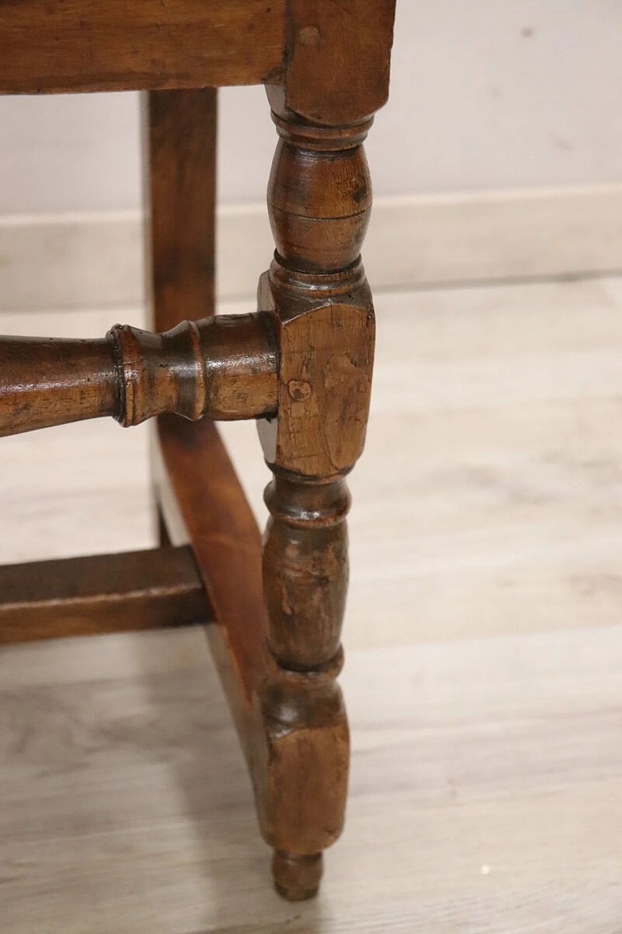 Lorraine solid walnut chair, 17th century 4