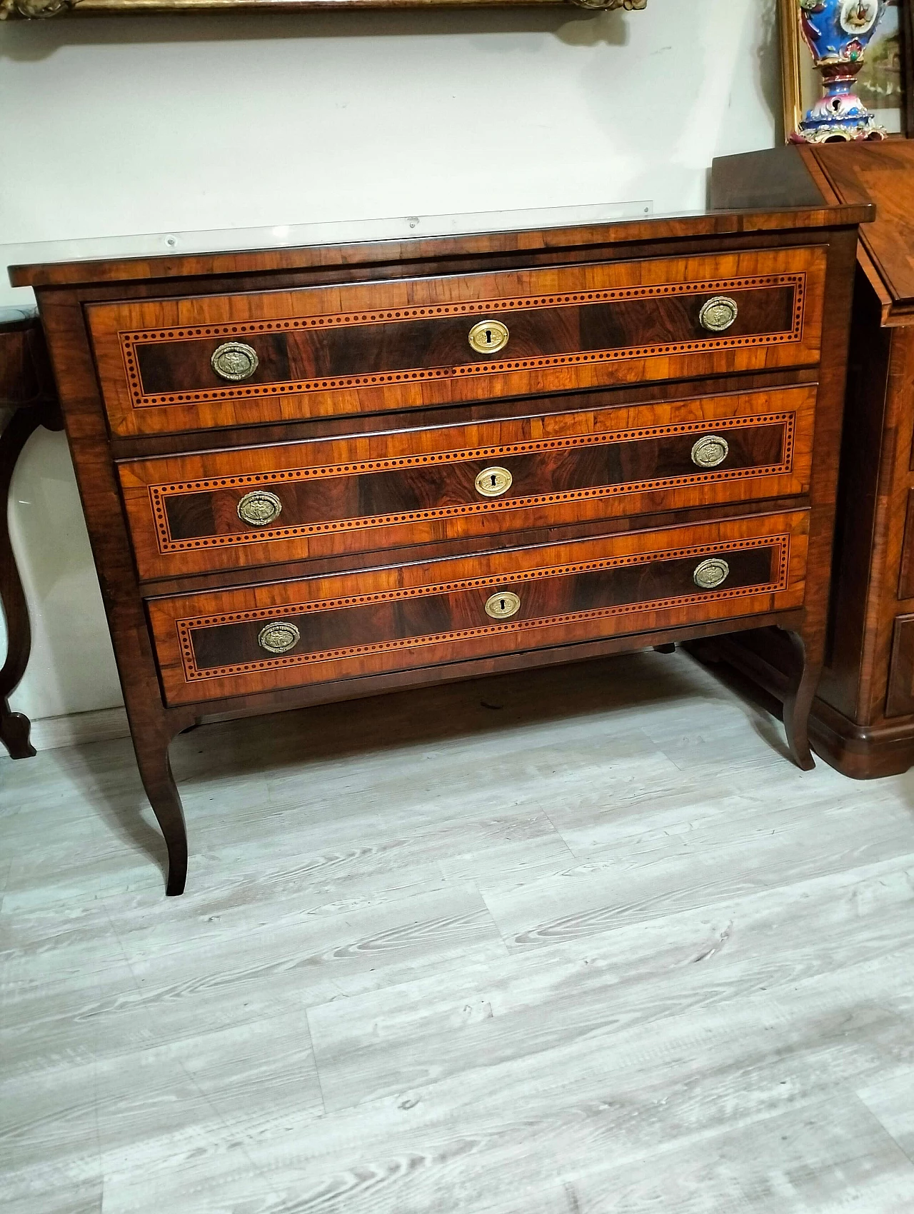 Cassettone Luigi XVI in noce, ebano violetto e legno di rosa, '700 1