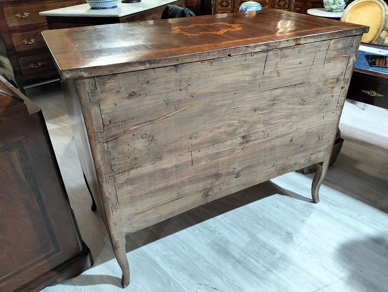 Cassettone Luigi XVI in noce, ebano violetto e legno di rosa, '700 2