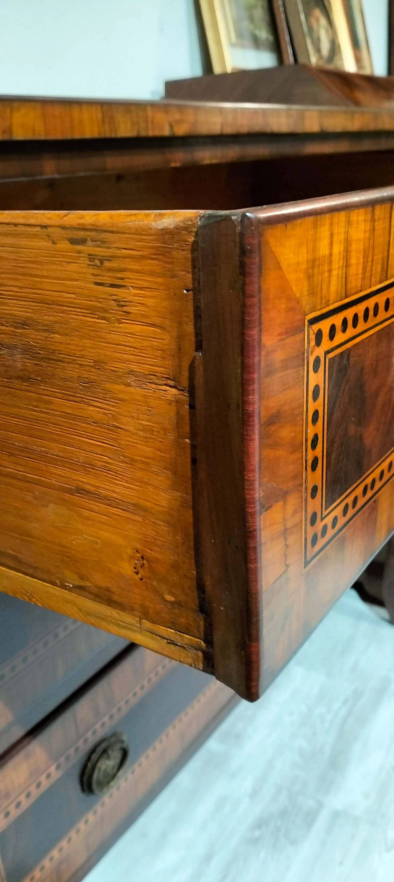 Cassettone Luigi XVI in noce, ebano violetto e legno di rosa, '700 5