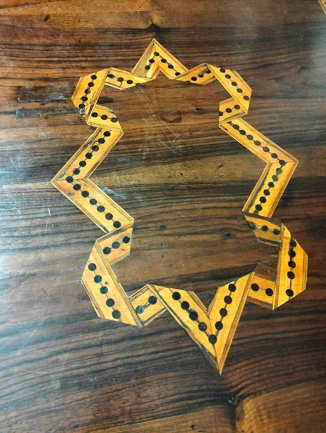 Cassettone Luigi XVI in noce, ebano violetto e legno di rosa, '700 6