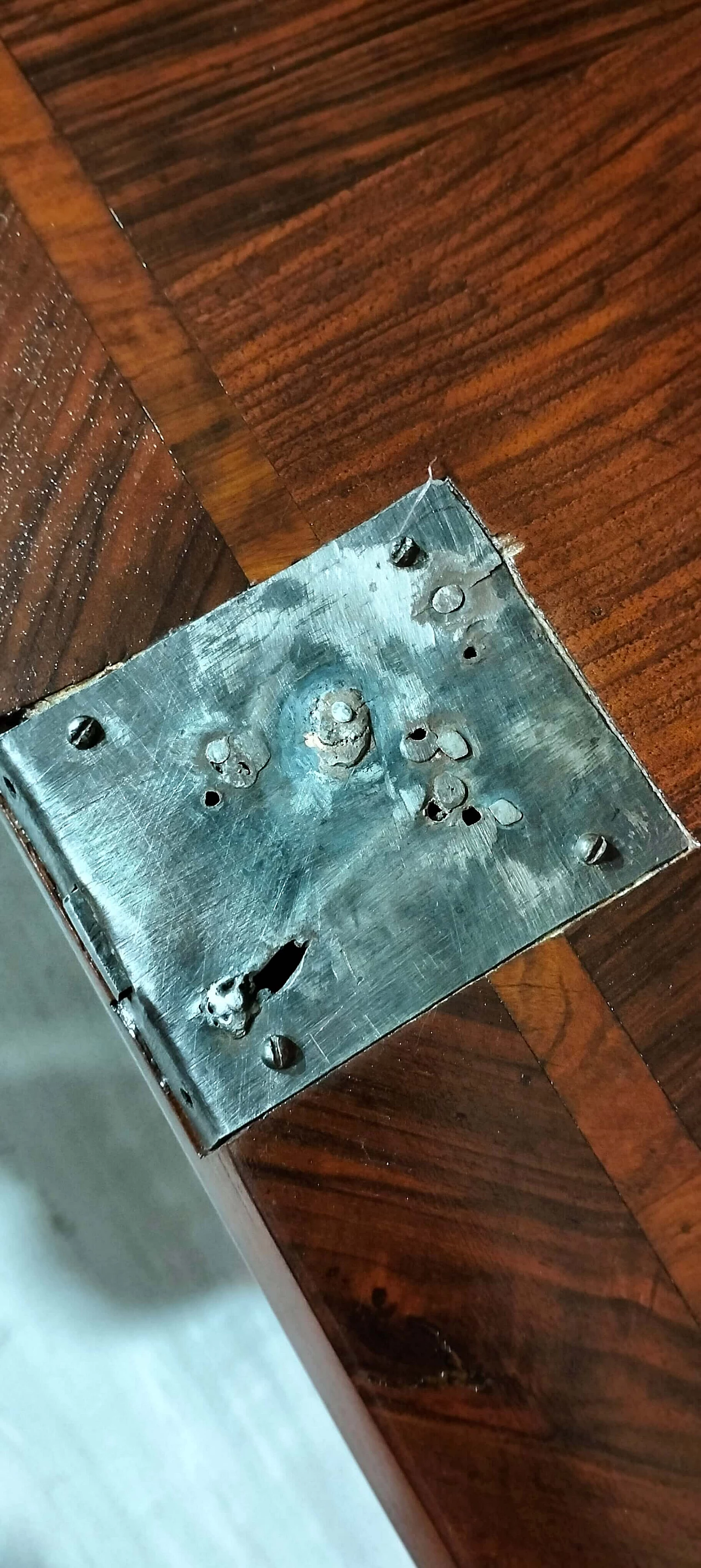 Ribalta in radica di noce e legno di rosa, '700 3