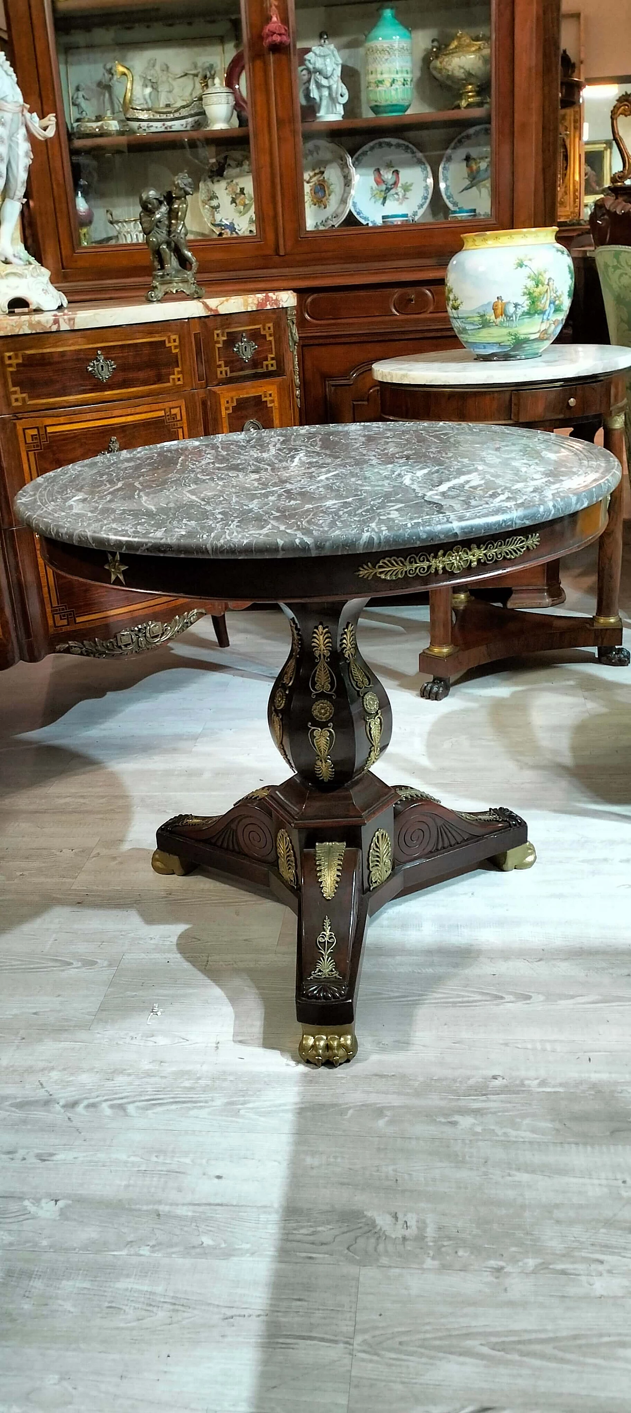 Tavolo Carlo X rotondo in mogano, acero e marmo, fine '800 1