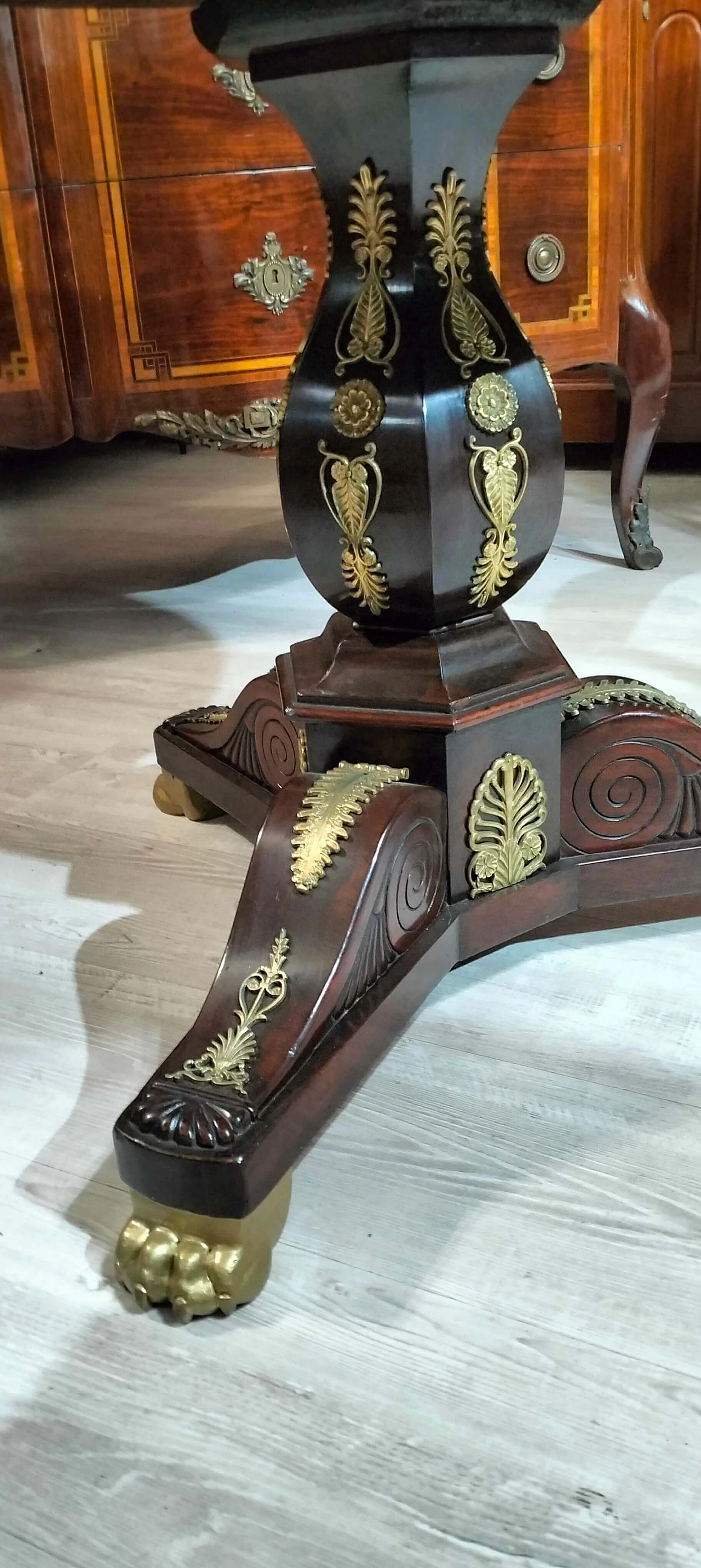 Tavolo Carlo X rotondo in mogano, acero e marmo, fine '800 2