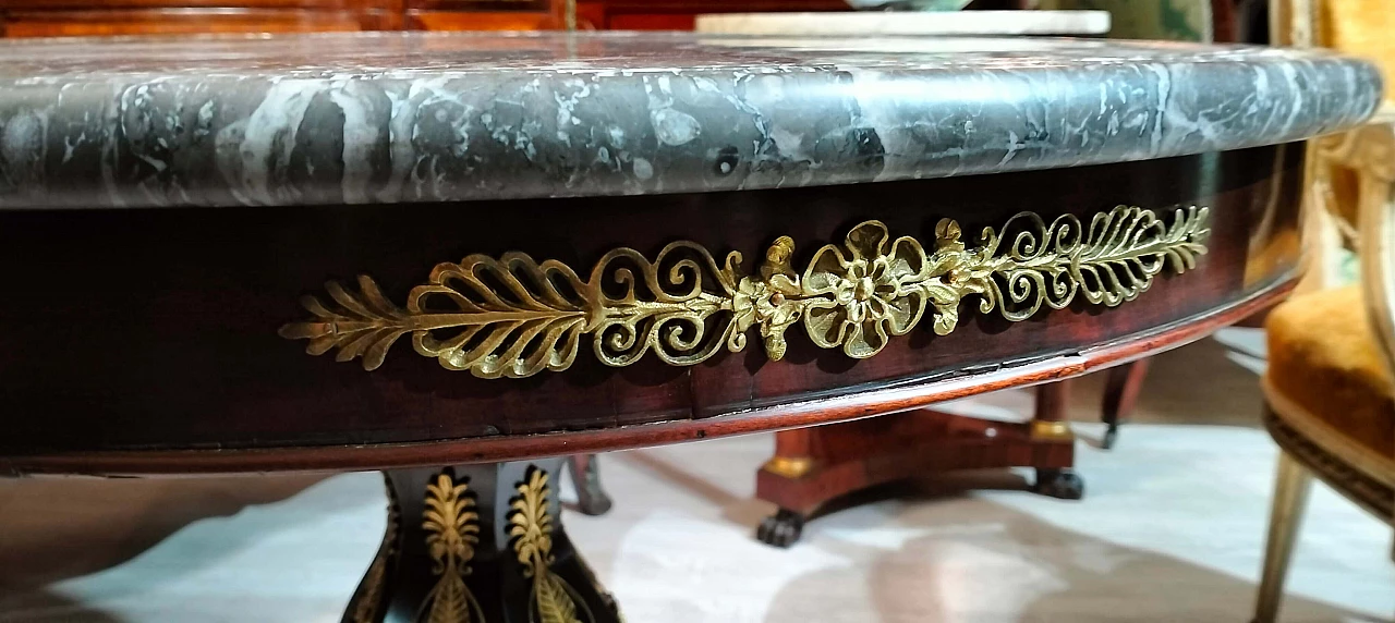 Tavolo Carlo X rotondo in mogano, acero e marmo, fine '800 3