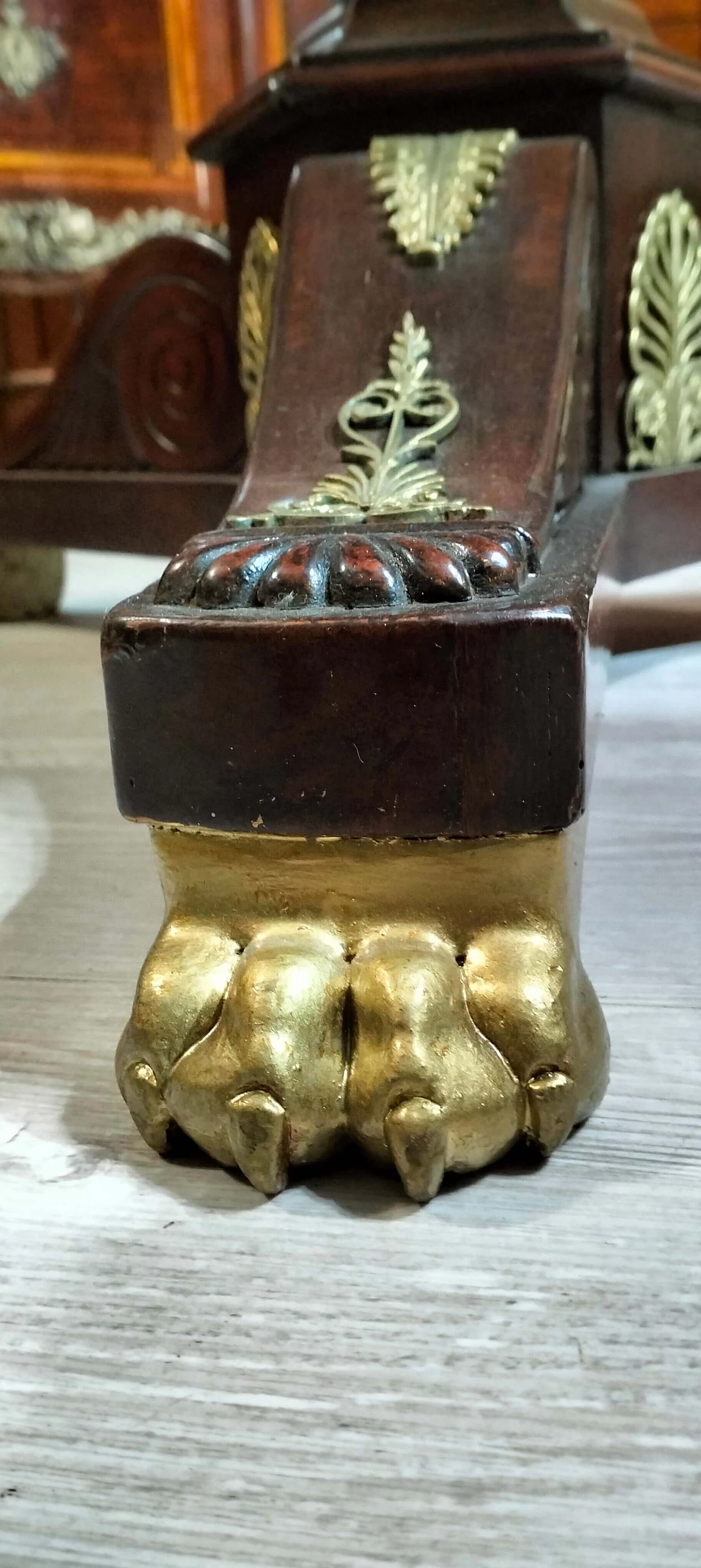 Tavolo Carlo X rotondo in mogano, acero e marmo, fine '800 4