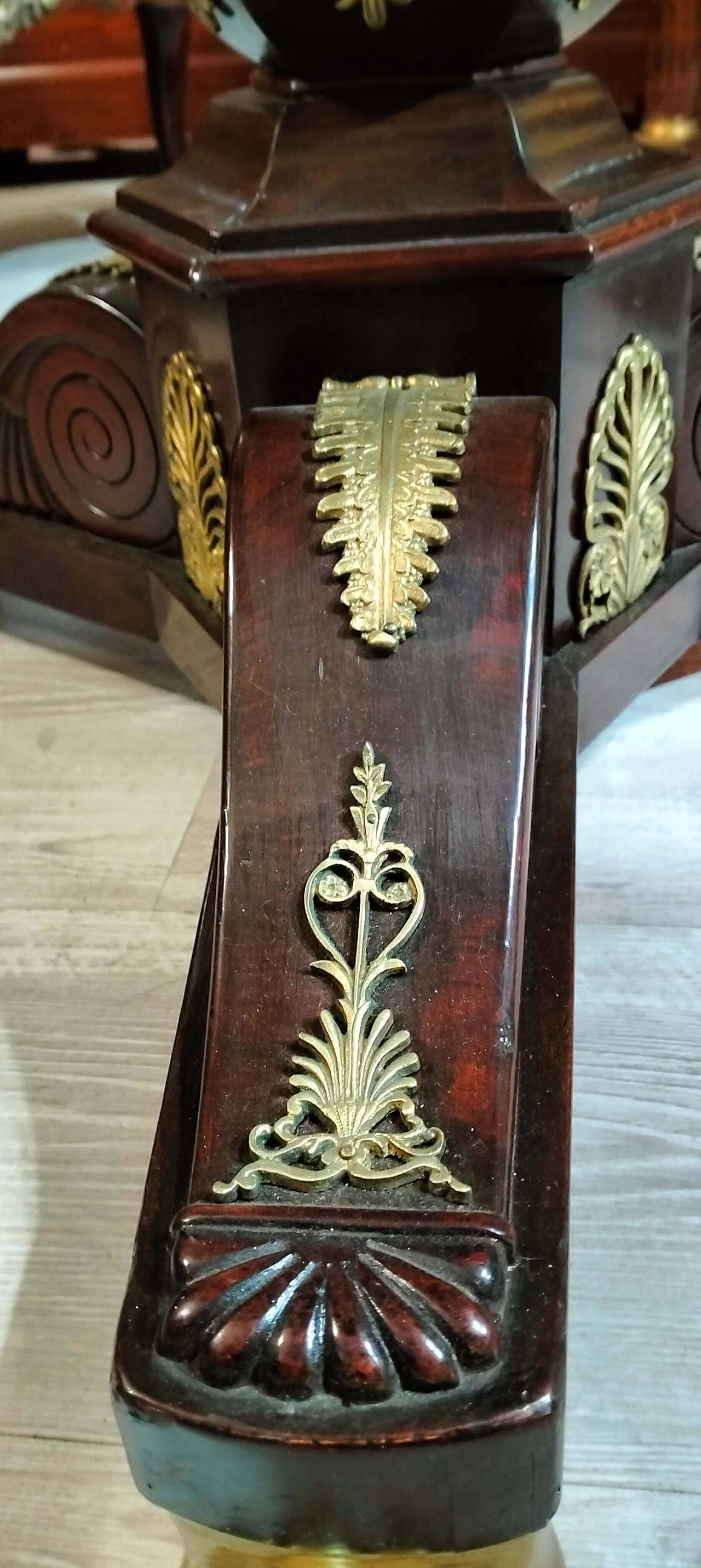 Tavolo Carlo X rotondo in mogano, acero e marmo, fine '800 5