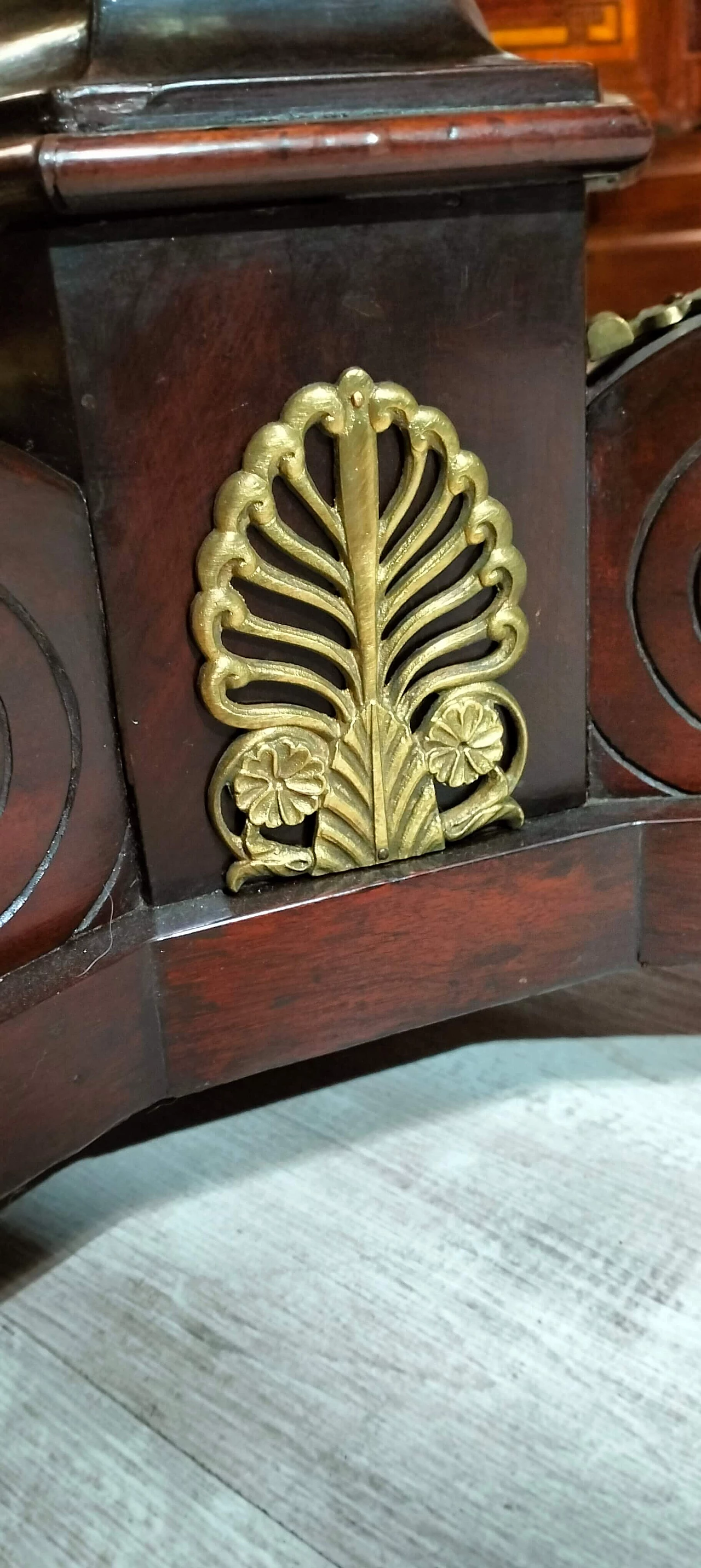 Tavolo Carlo X rotondo in mogano, acero e marmo, fine '800 6