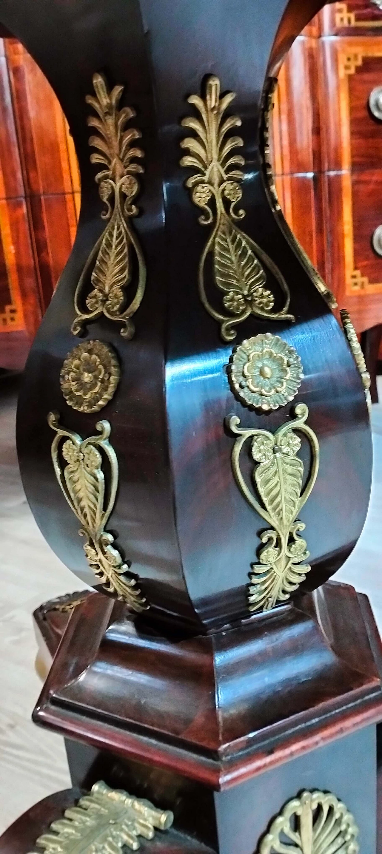 Tavolo Carlo X rotondo in mogano, acero e marmo, fine '800 7